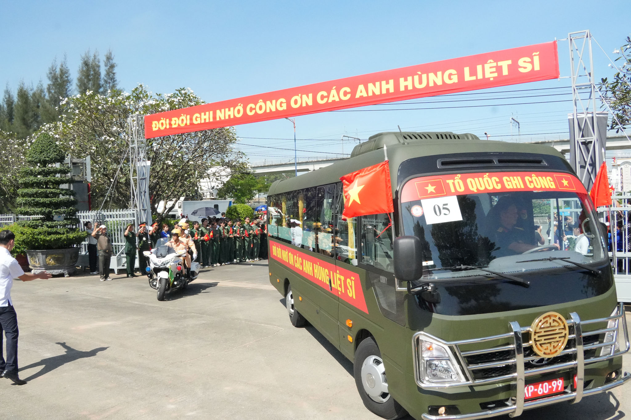 29 TP. Hồ Chí Minh Xúc động ngày tiên đưa các liệt sĩ về nơi an nghỉ