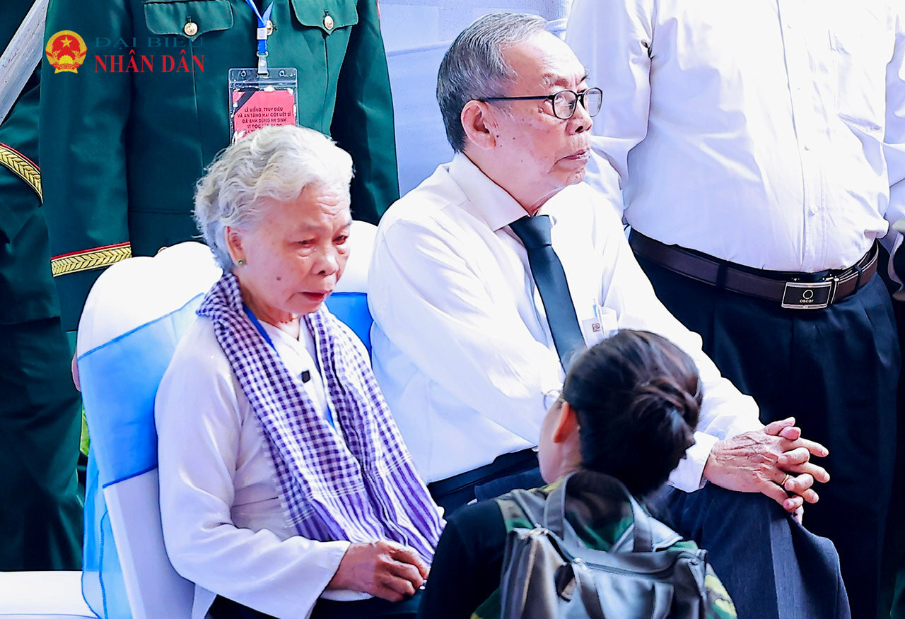 Bà Nguyễn Thị Lệ, vợ liệt sĩ Huỳnh Văn Quên đến tham dự lễ truy điệu, an táng các Anh hùng liệt sĩ. Trong tổng số 731 hài cốt liệt sĩ ở công viên Lê Thị Riêng, hiện có hài cốt liệt sĩ Huỳnh Văn Quên đã xác định được danh tính