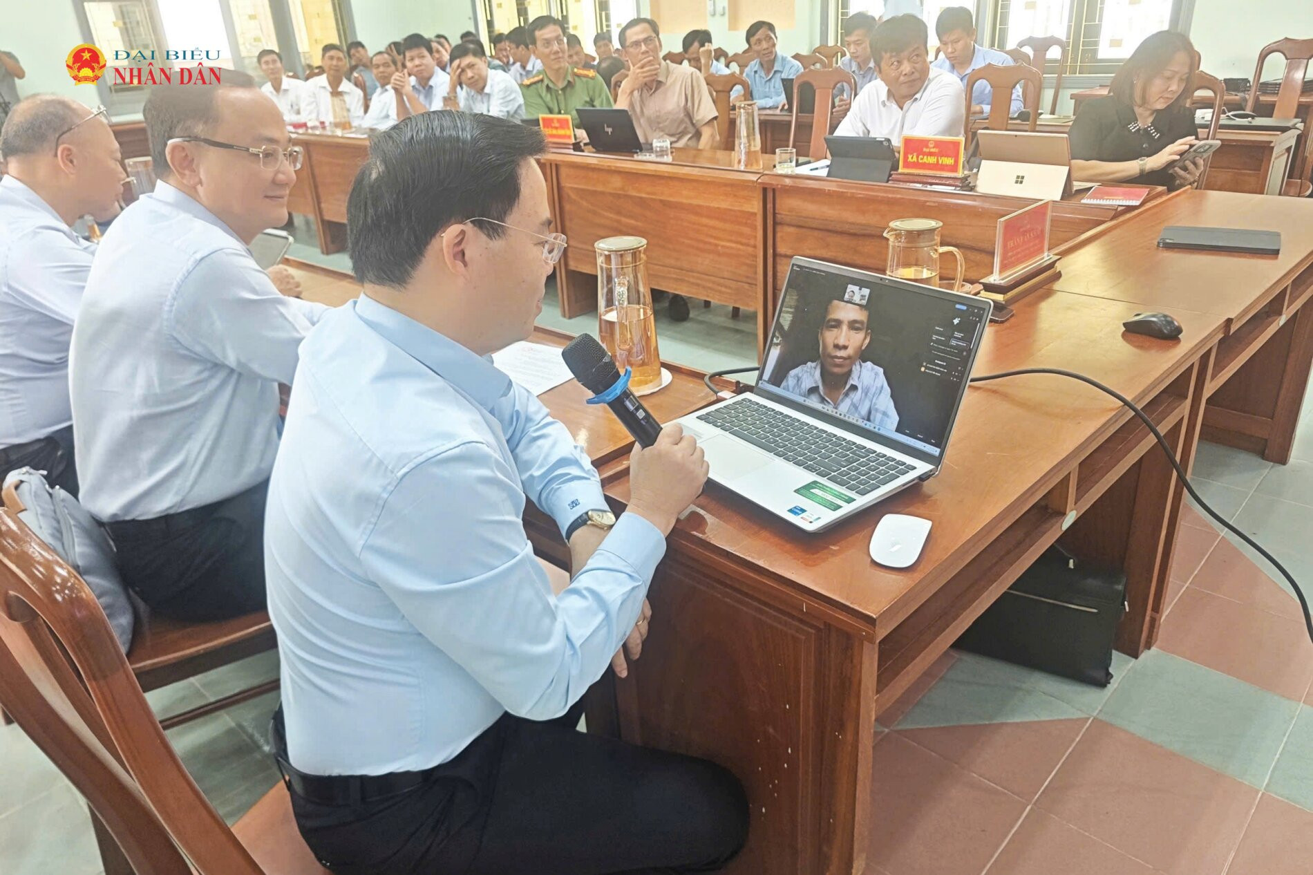 Phó Chủ nhiệm Ủy ban Khoa học, Công nghệ và Môi trường Trần Văn Khải trao đổi trực tuyến với Tổ công nghệ của xã Cam Vinh được bố trí tại điểm vùng sâu vùng xa trên địa bàn