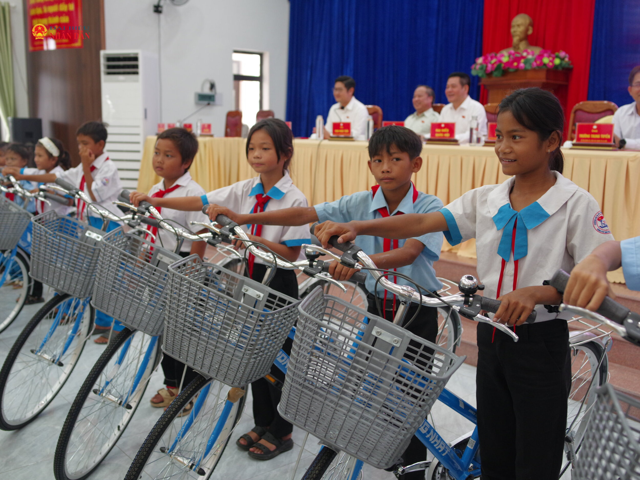Niềm vui các em học sinh khi được trao tặng xe