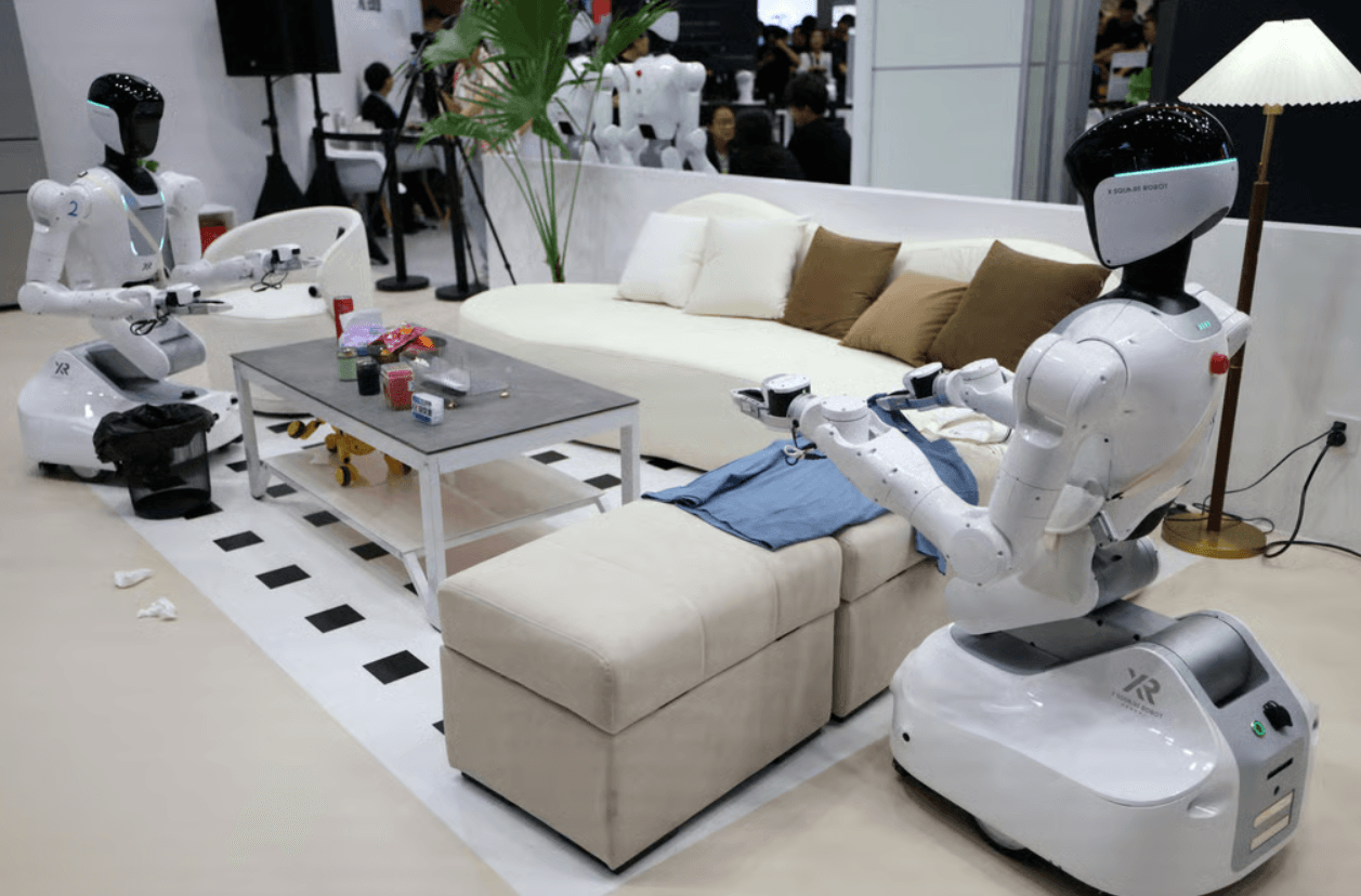 Các robot hình người của X Square đang thực hiện các công việc nhà tại một gian hàng trong Hội nghị Robot Thế giới 2026 ở Bắc Kinh, Trung Quốc, ngày 19/8/2026