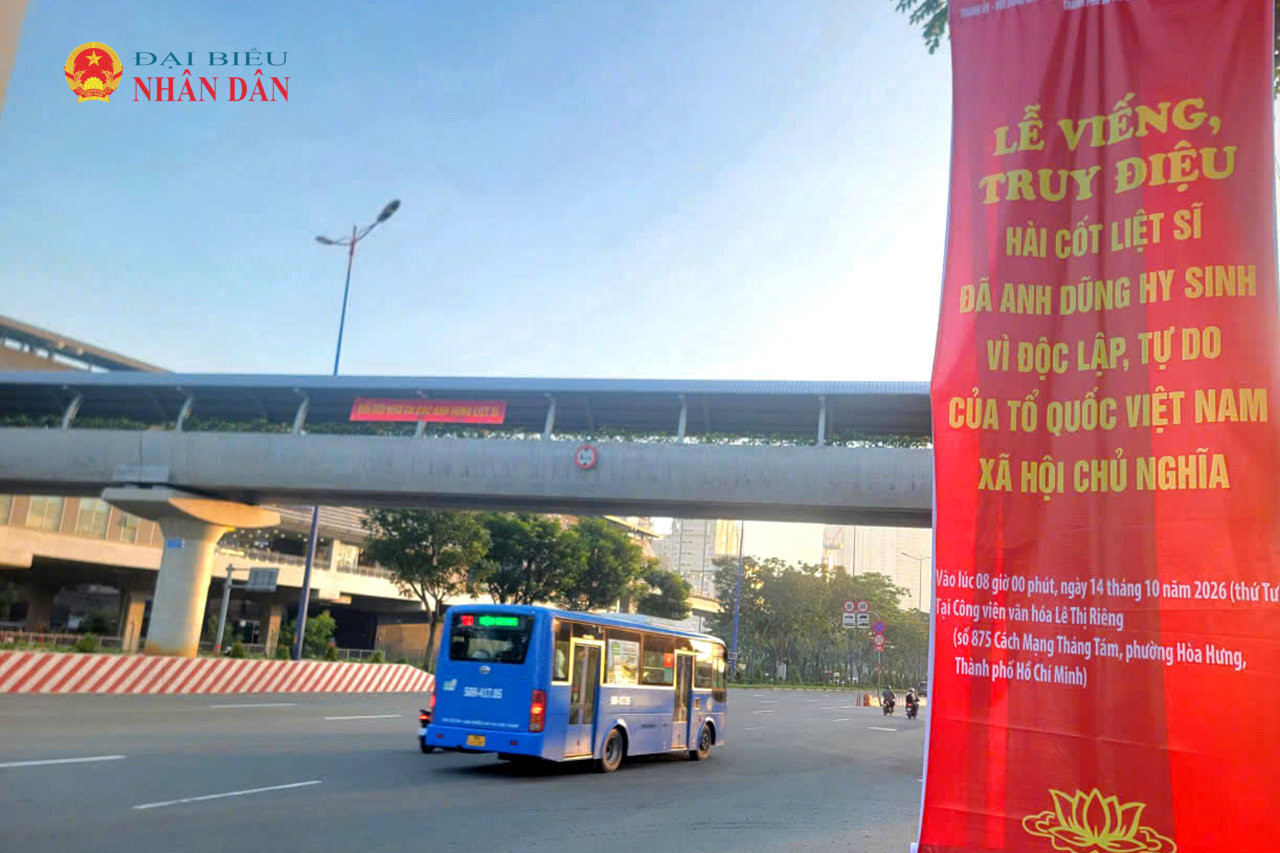 Những tấm băng-rôn được treo trên các tuyến đường sẽ đưa 731 hài cốt liệt sĩ từ Công viên Lê Thị Riêng về Nghĩa trang liệt sĩ TP. Hồ Chí Minh