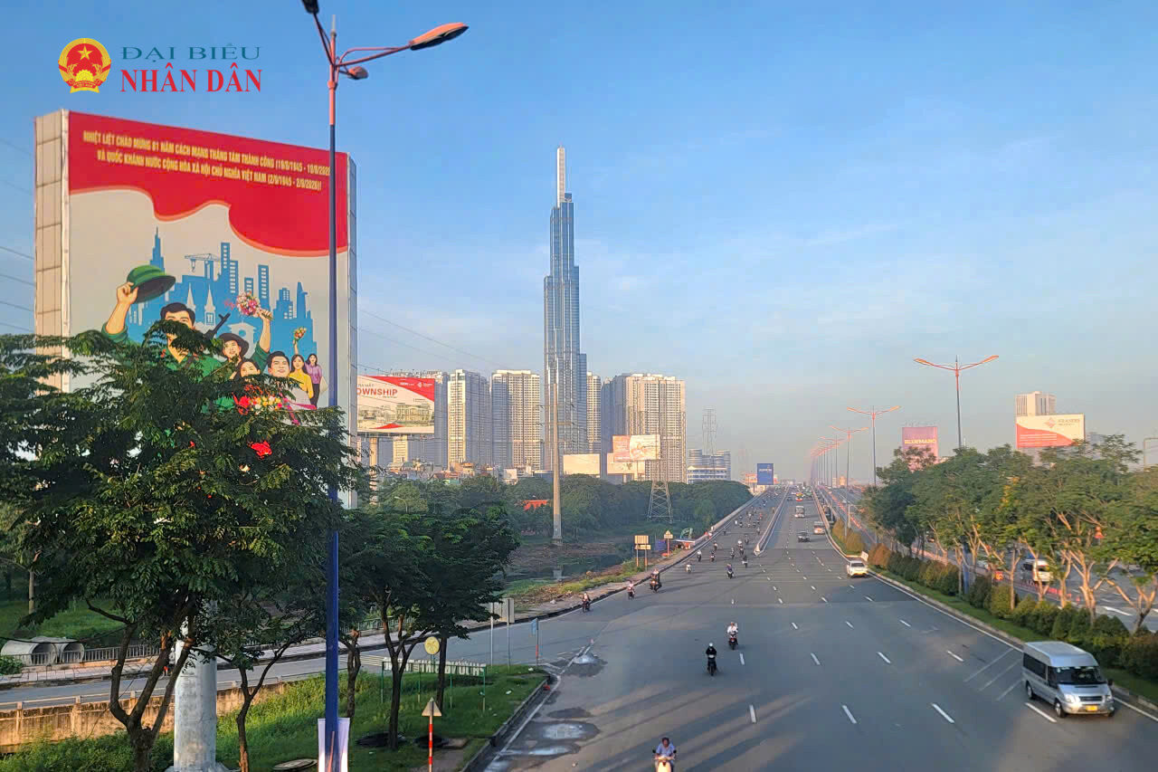 Tuyến đường Võ Nguyên Giáp (đoạn cầu Sài Gòn) nơi đoàn xe di quách hài cốt liệt sĩ sẽ đi qua