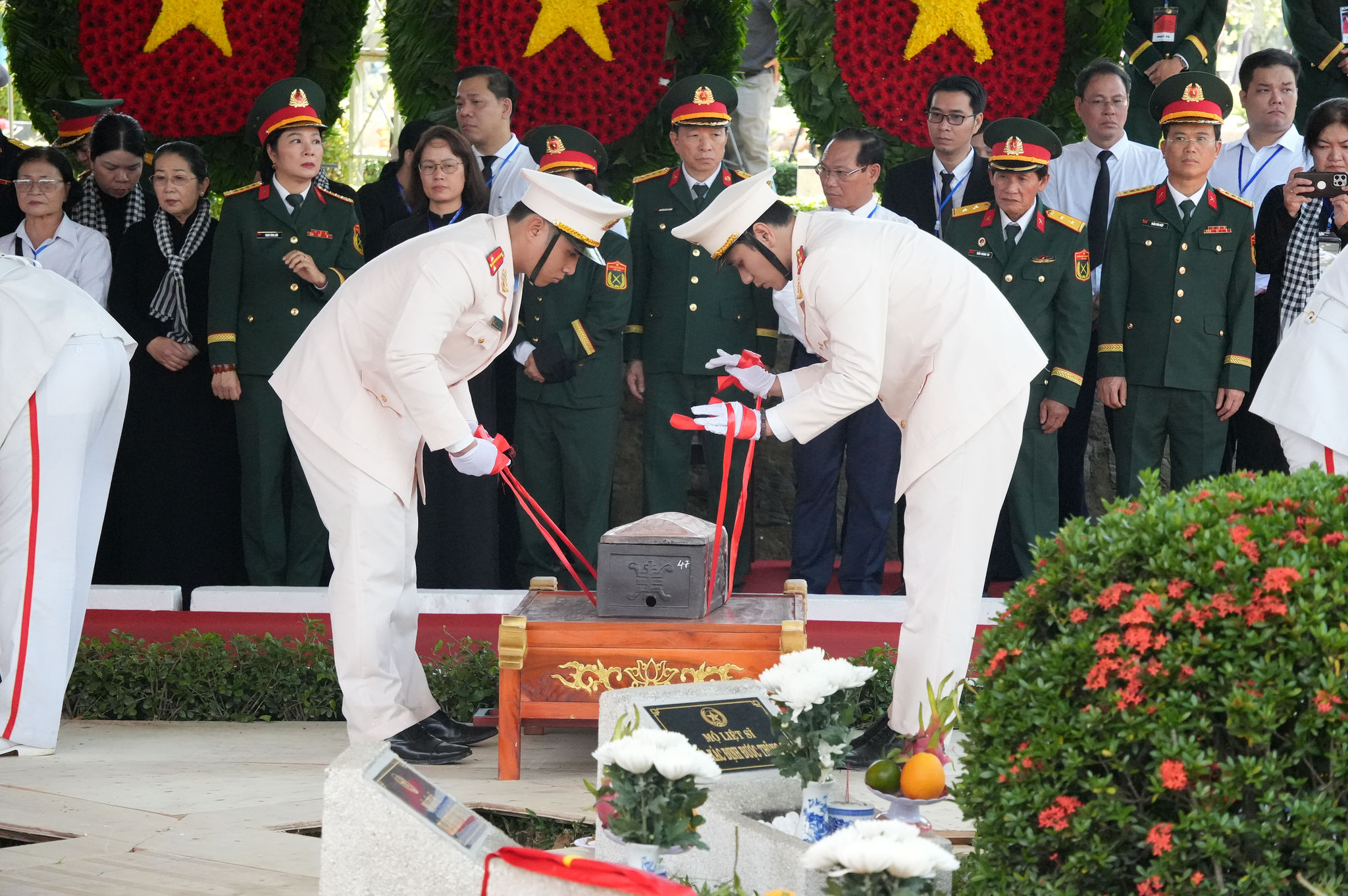 39 TP. Hồ Chí Minh Xúc động ngày tiên đưa các liệt sĩ về nơi an nghỉ