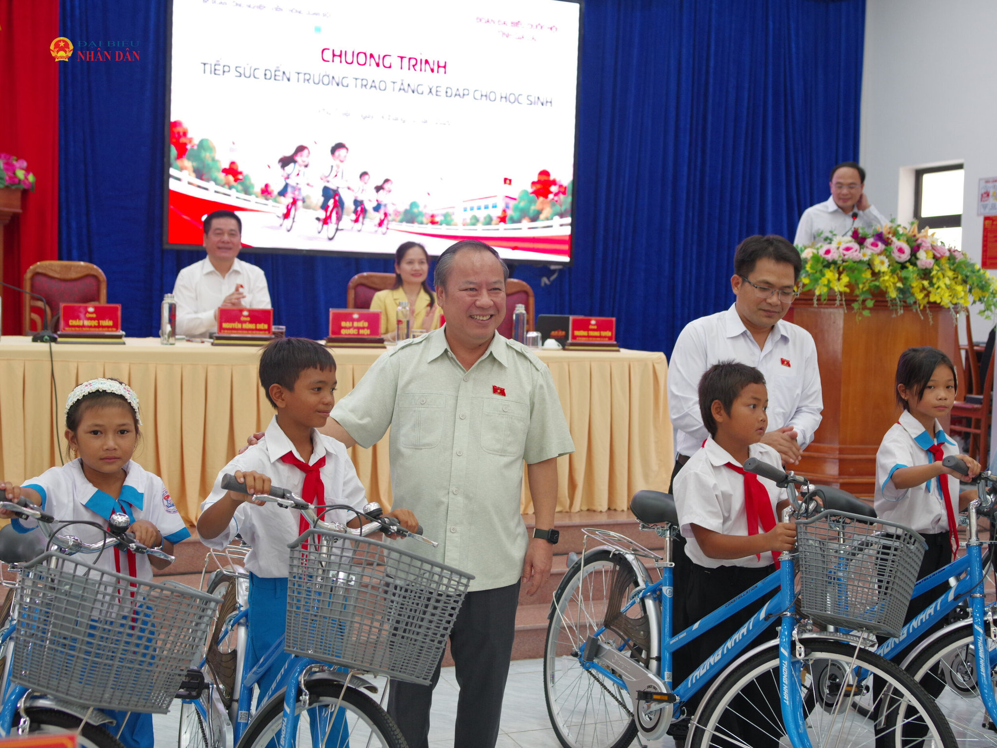 Trưởng Đoàn ĐBQH tỉnh Gia Lai Châu Ngọc Tuấn cùng các ĐBQH trao tặng xe cho các em học sinh nghèo vượt khó