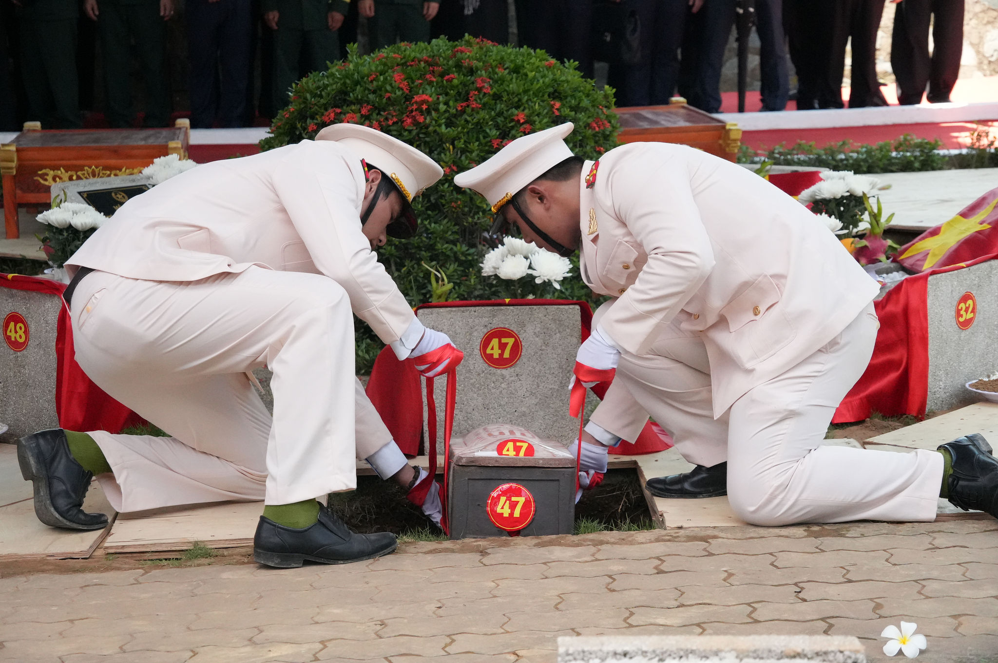 40 TP. Hồ Chí Minh Xúc động ngày tiên đưa các liệt sĩ về nơi an nghỉ