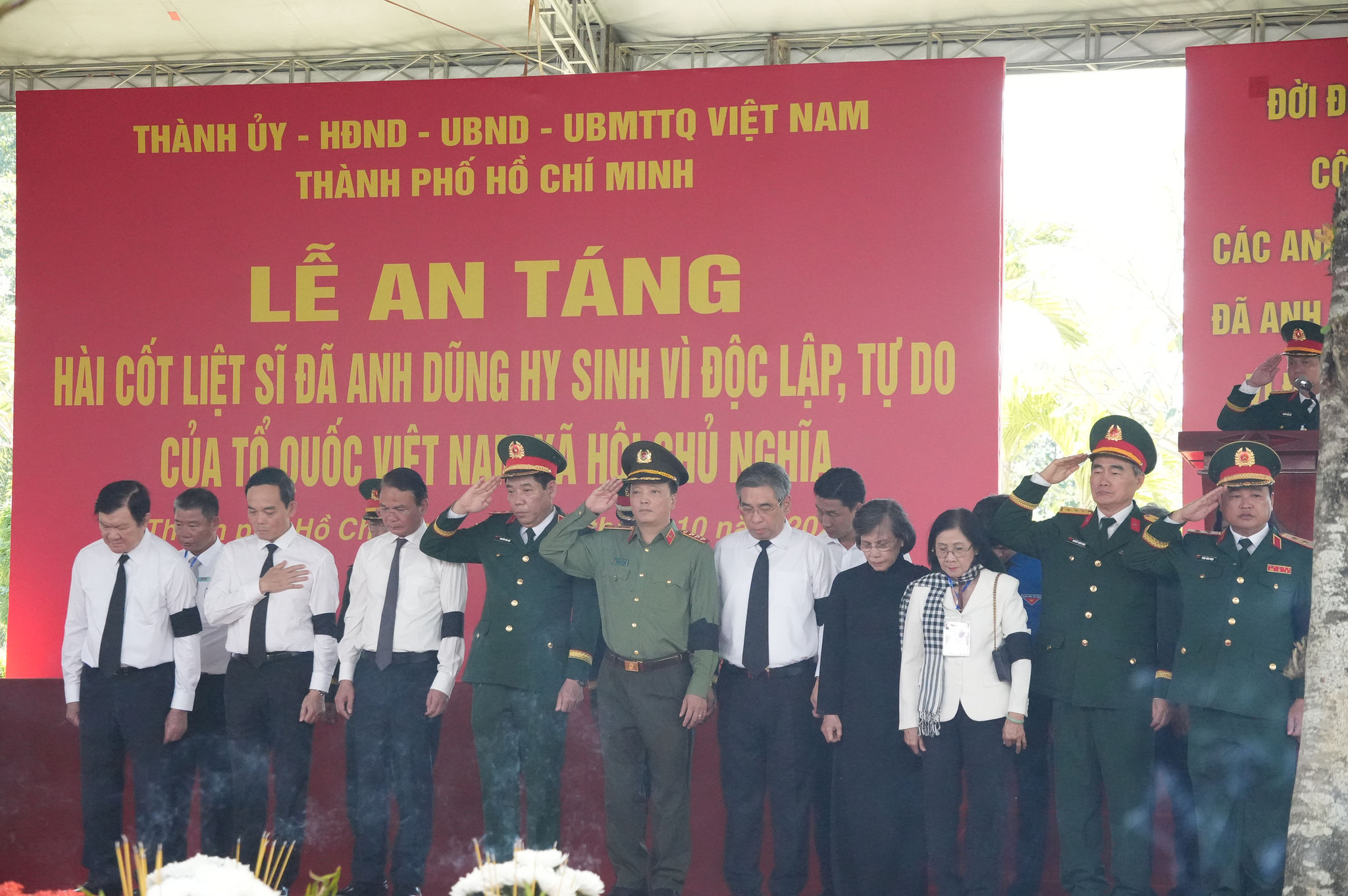 46 TP. Hồ Chí Minh Xúc động ngày tiên đưa các liệt sĩ về nơi an nghỉ