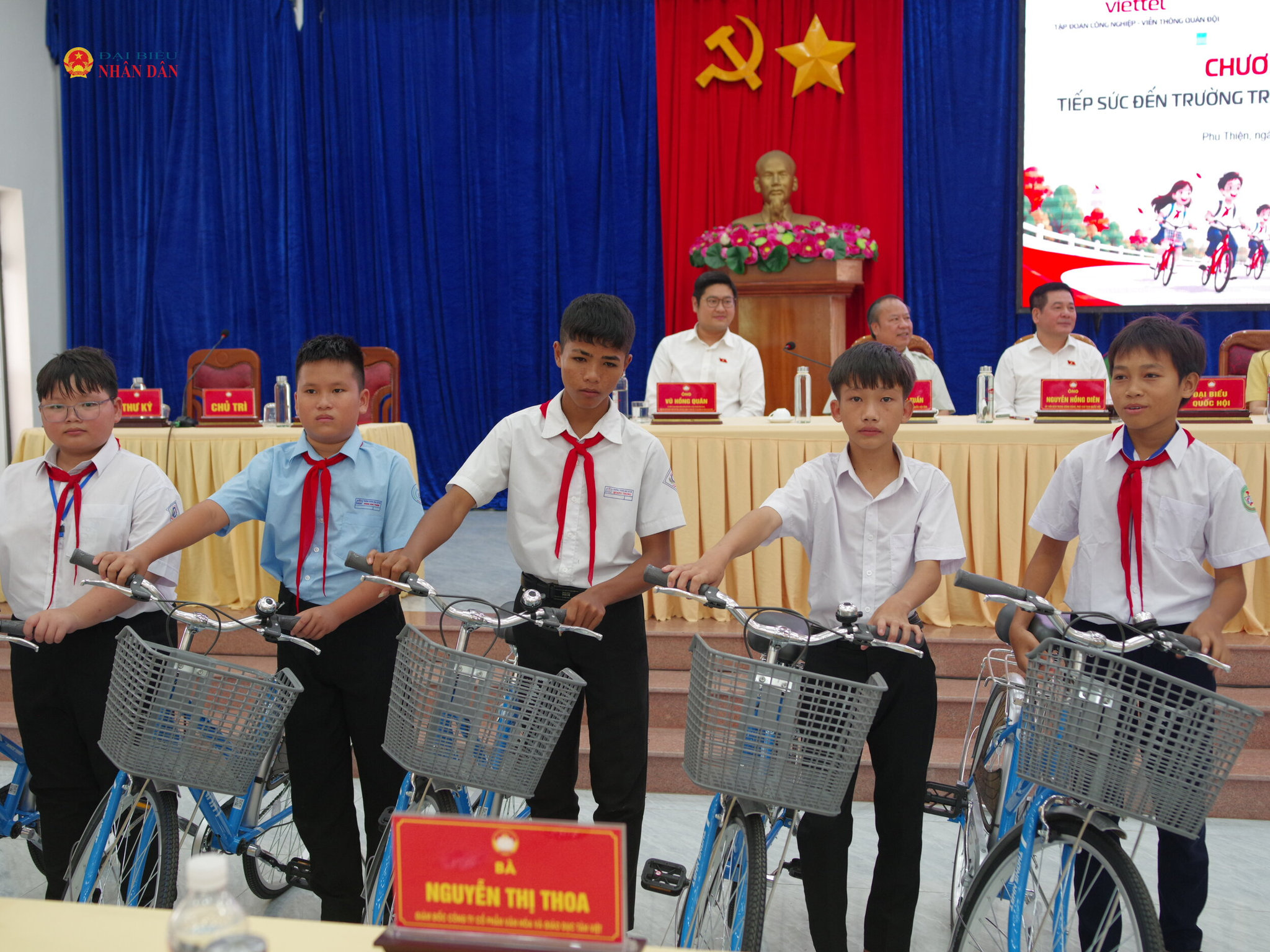 Niềm vui các em học sinh khi được trao tặng xe