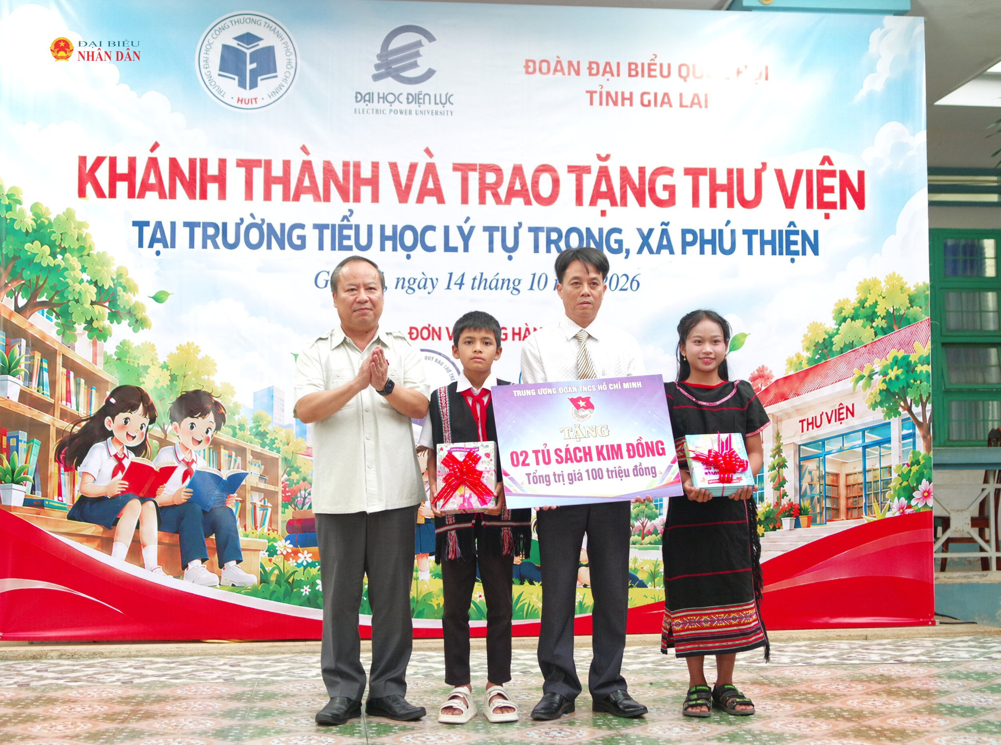 Trưởng Đoàn ĐBQH tỉnh Gia Lai Châu Ngọc Tuấn trao tượng trưng 2 tủ sách Kim Đồng cho nhà trường