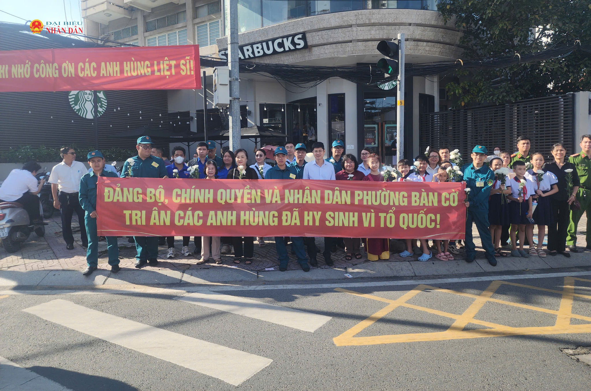 Đảng bộ, chính quyền và Nhân dân phường Bàn Cờ tri ân các anh hùng liệt sĩ đã hy sinh về tổ quốc. Ảnh Nguyễn Tuấn