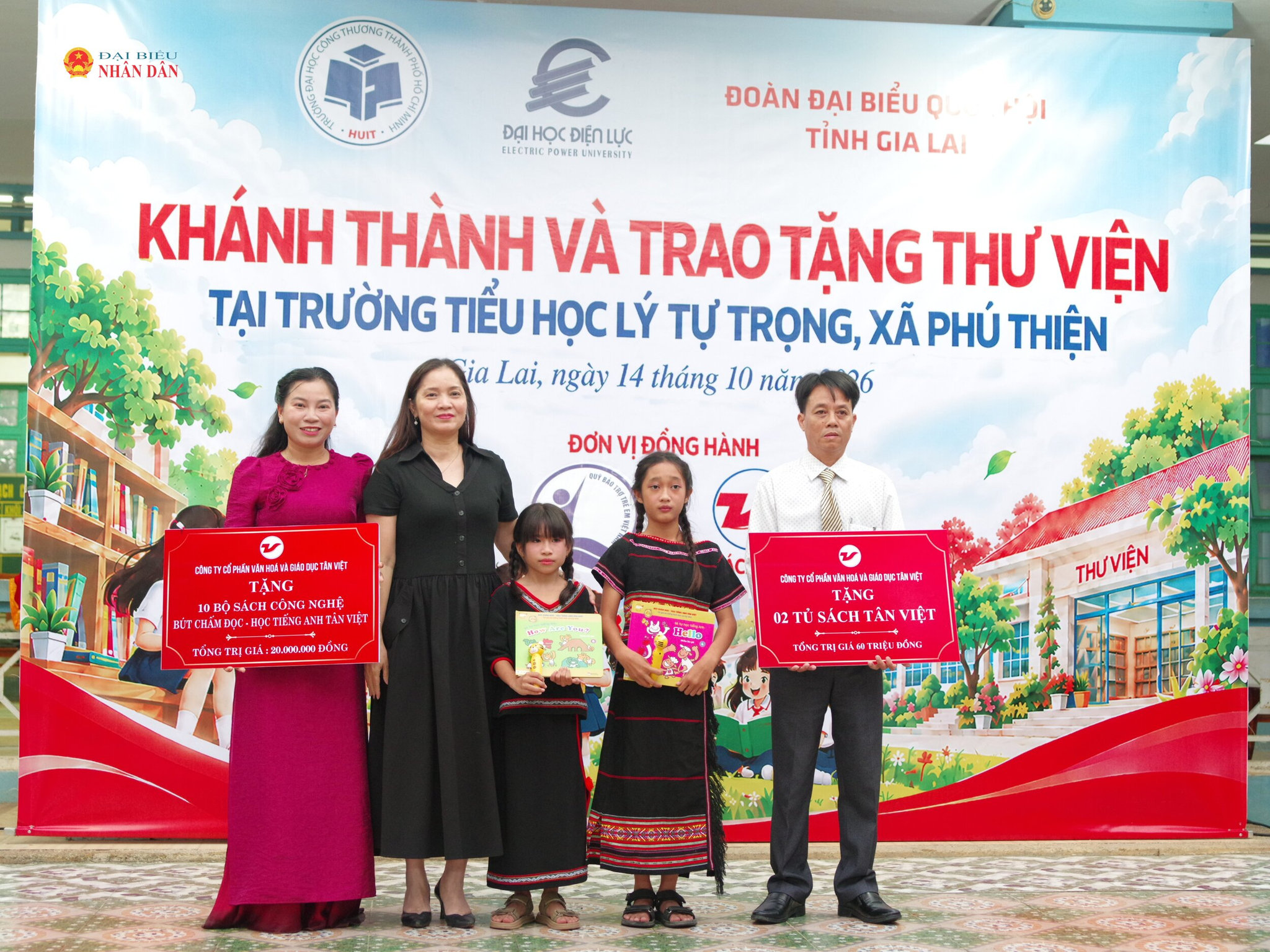 Đại diện nhà tài trợ trao tượng trưng tủ sách và bộ sách công nghệ cho nhà trường