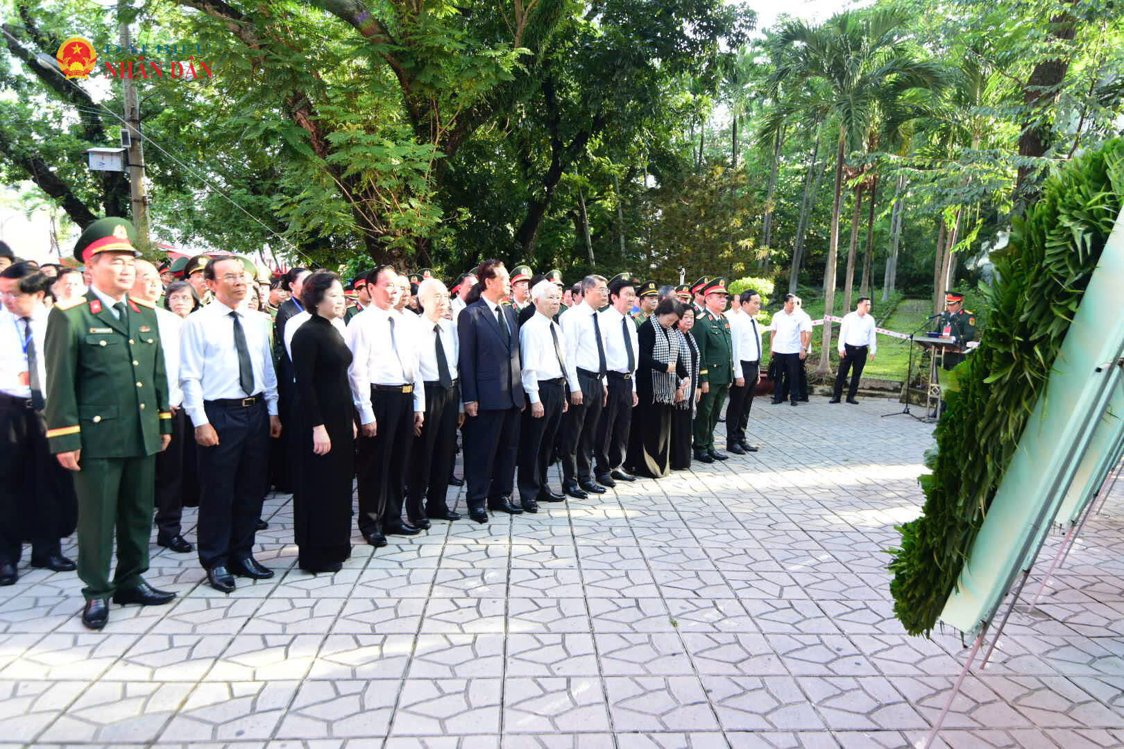 Thủ tướng Lê Minh Hưng và các đại biểu dâng hương, dâng hoa tại công viên Lê Thị Riêng