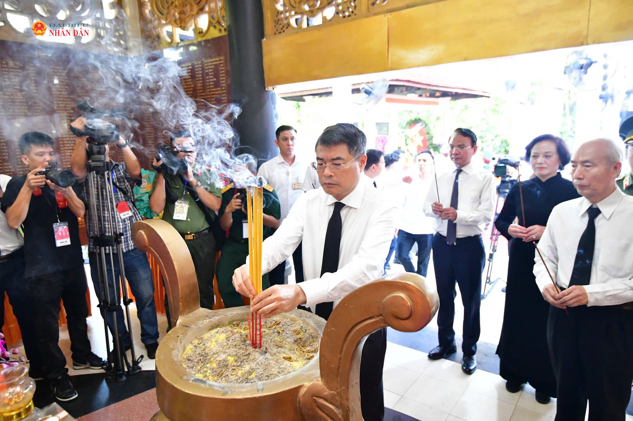 Thủ tướng Lê Minh Hưng dâng hương tại công viên Lê Thị Riêng