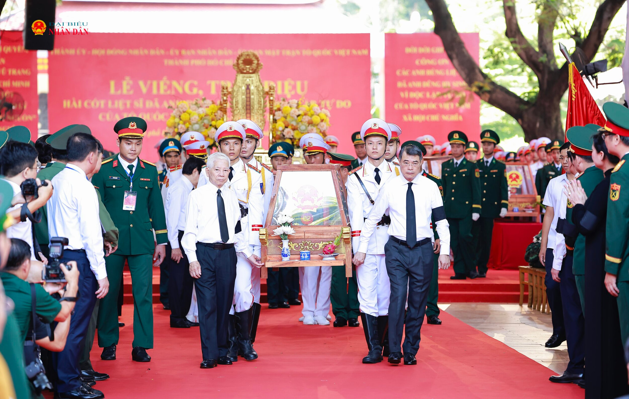 Thủ tướng Lê Minh Hưng và nguyên Chủ tịch nước Nguyễn Minh Triết thực hiện di quan các hài cốt liệt sĩ