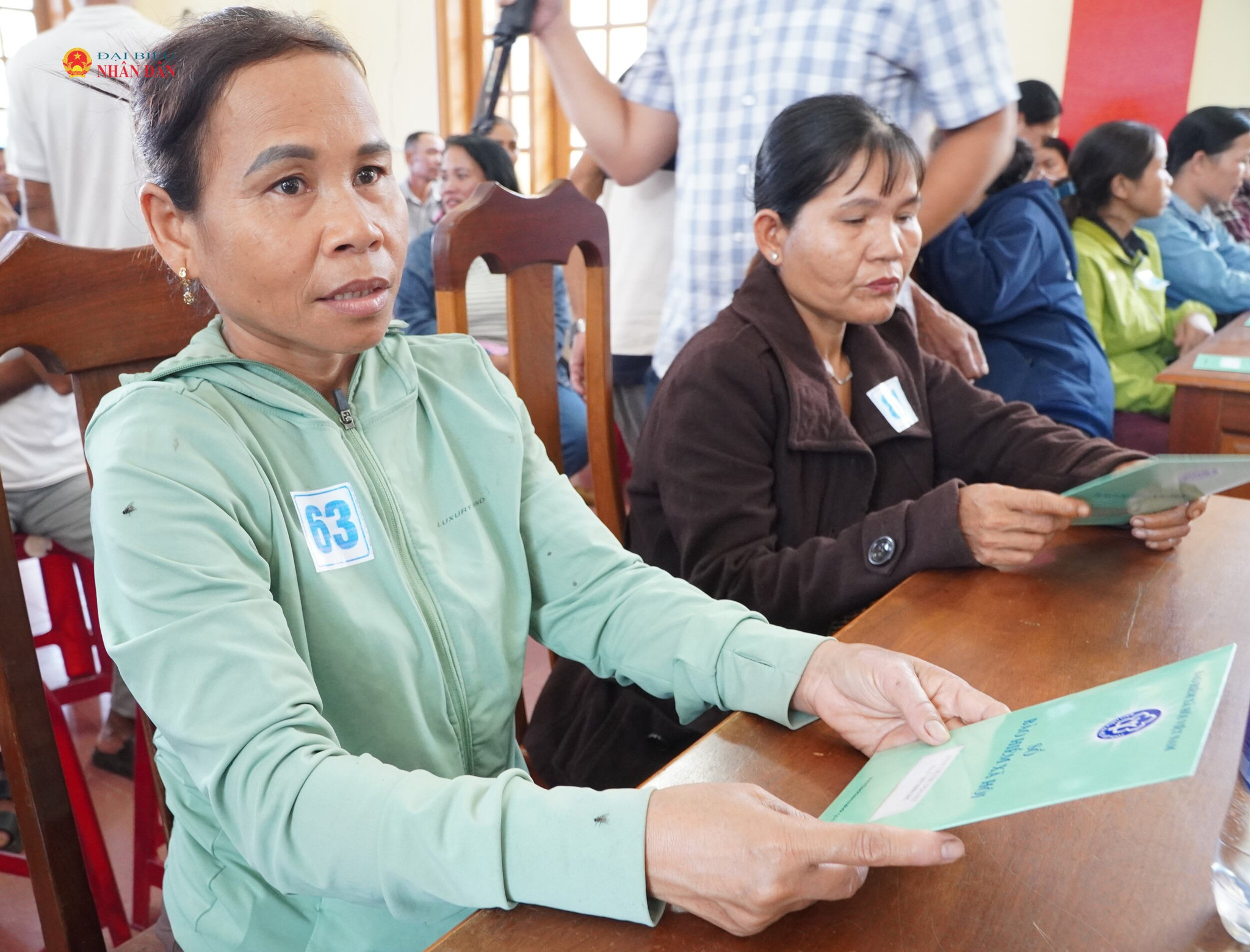 Niềm vui của người dân khi được nhận sổ BHXH.