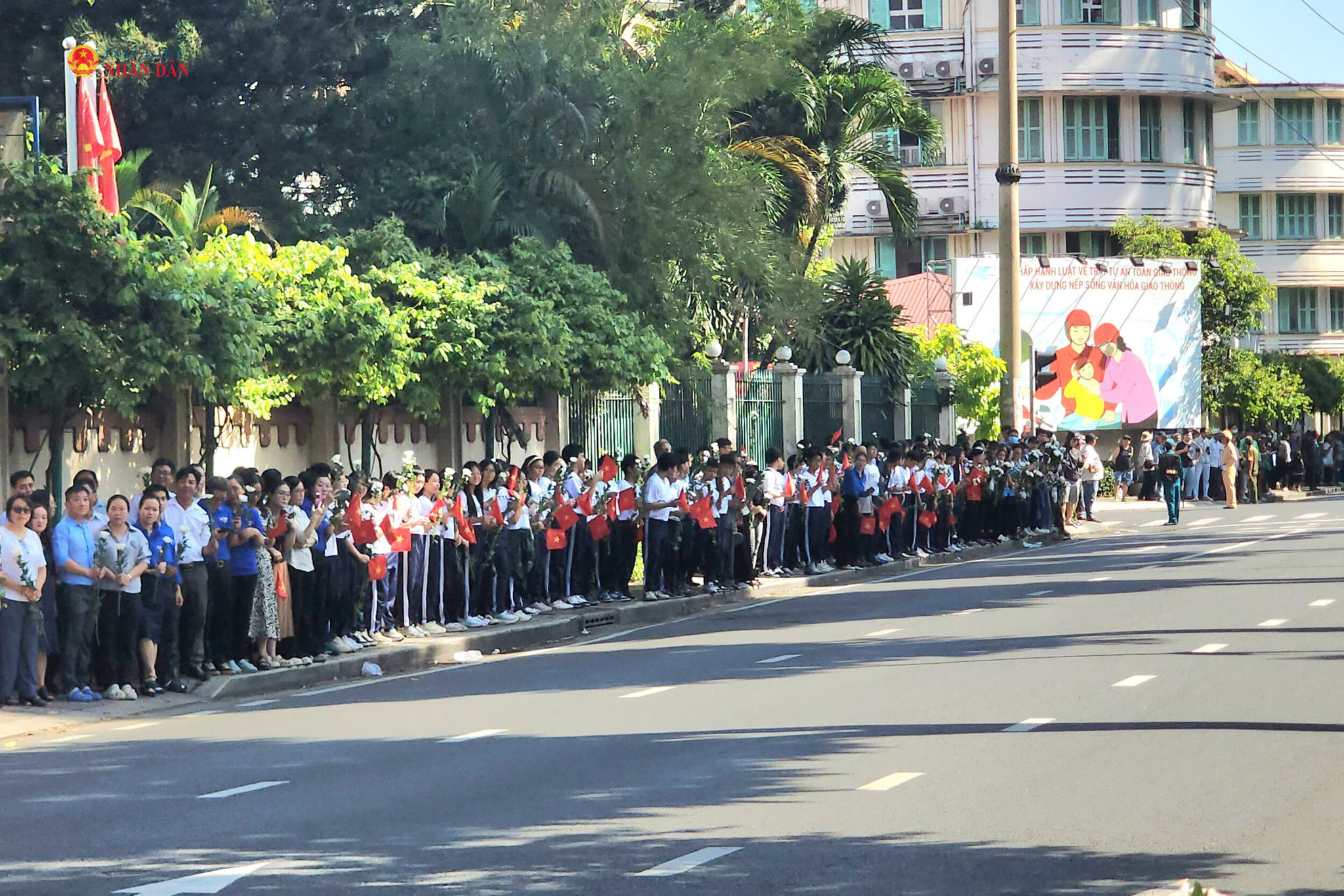 TP. Hồ Chí Minh: Dòng người đội nắng tiễn đưa 731 Anh hùng liệt sĩ từ Công viên Lê Thị Riêng về nơi an nghỉ