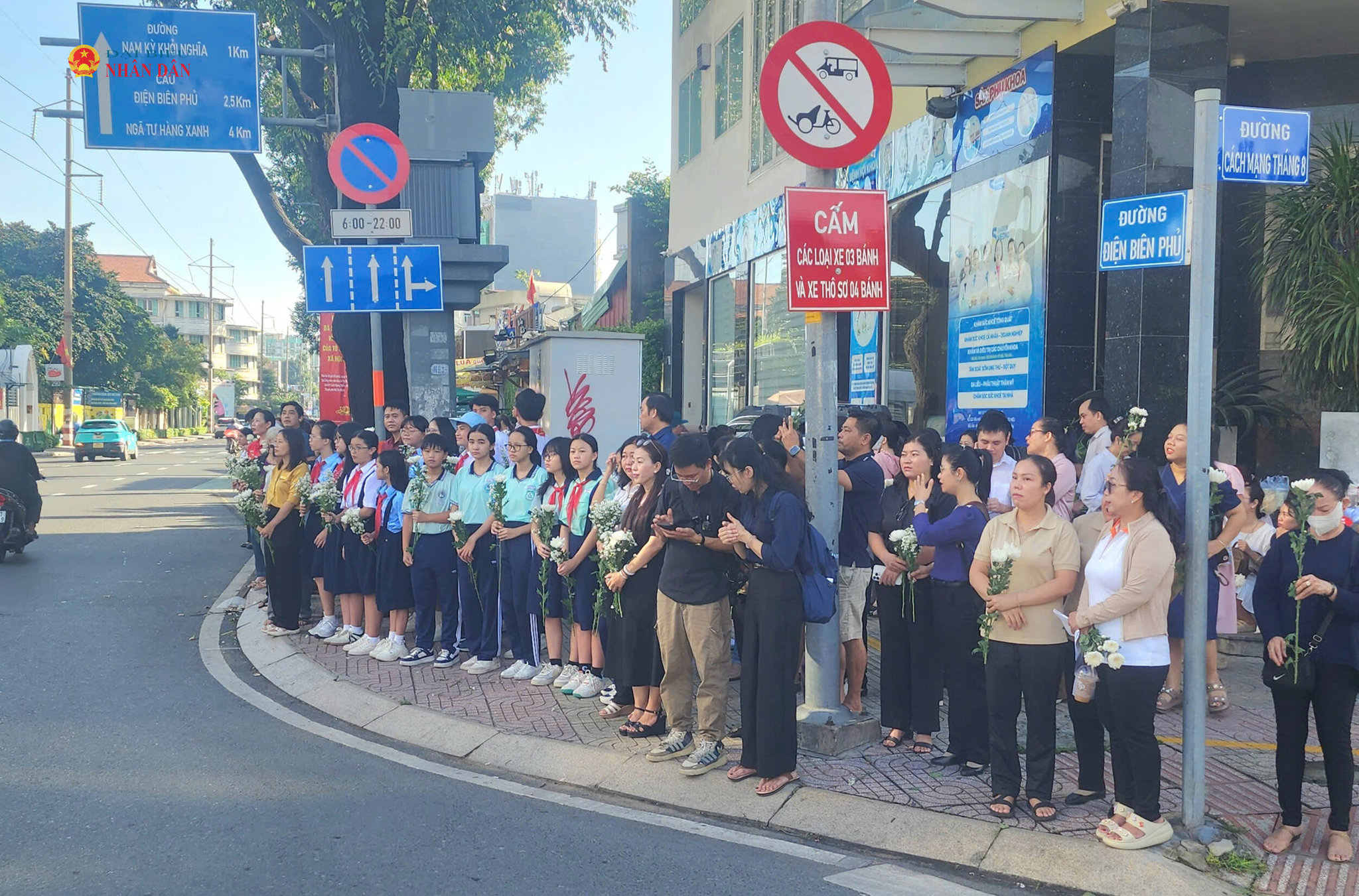 Người dân đứng tiễn đưa các Anh hùng liệt sĩ tại giao lộ Cách Mạng Tháng Tám - Điện Biên Phủ. Ảnh Nguyễn Tuấn