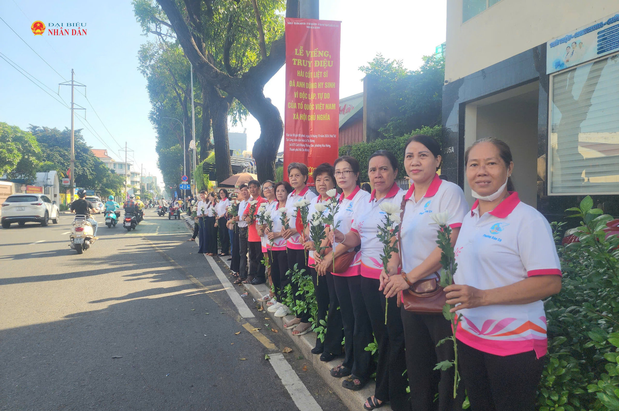 TP. Hồ Chí Minh: Dòng người đội nắng tiễn đưa 731 Anh hùng liệt sĩ từ Công viên Lê Thị Riêng về nơi an nghỉ