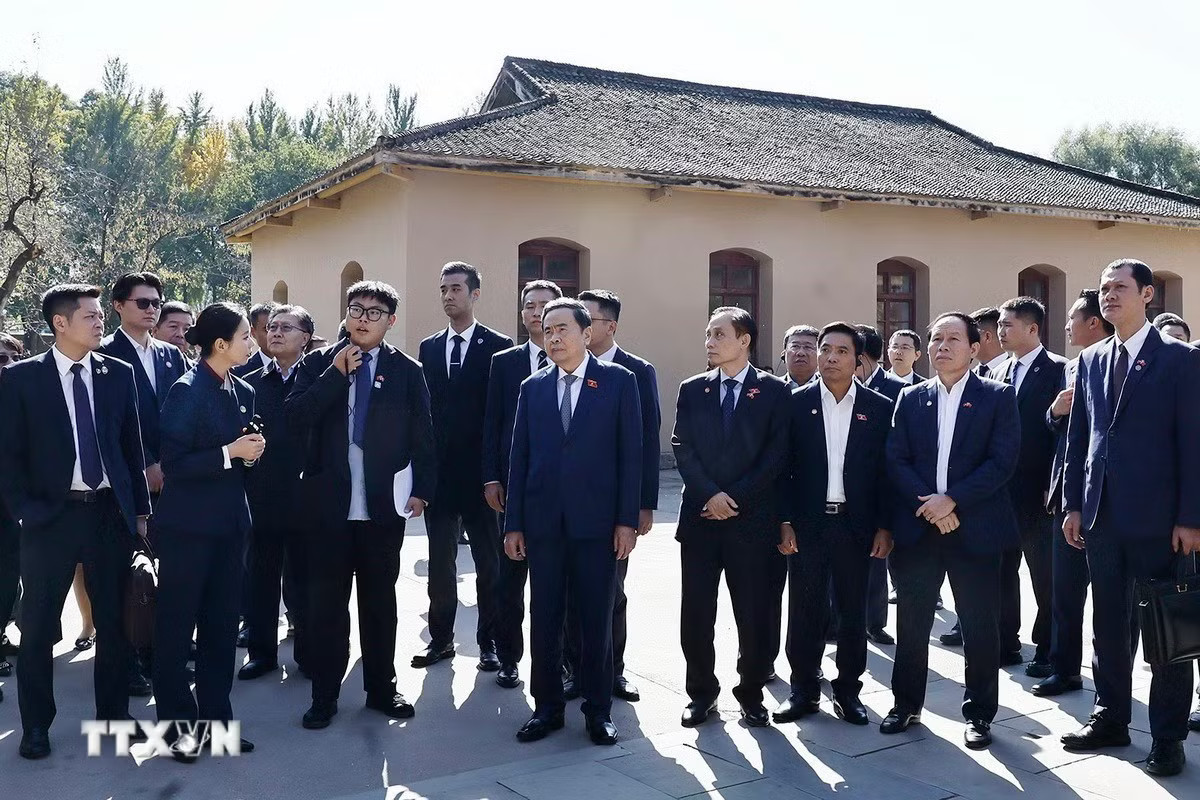 Chủ tịch Quốc hội Trần Thanh Mẫn và Đoàn đại biểu cấp cao Việt Nam tham quan Phòng họp Ban Bí thư tại Khu di tích Tảo Viên