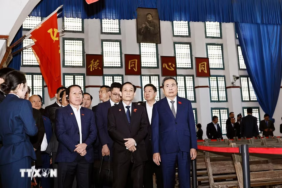 Chủ tịch Quốc hội Trần Thanh Mẫn và Đoàn đại biểu cấp cao Việt Nam tham quan Phòng họp Đại hội 7, Lầu Phi Cơ, nơi ở của Chủ tịch Mao Trạch Đông tại Khu di tích Dương Gia Lĩnh