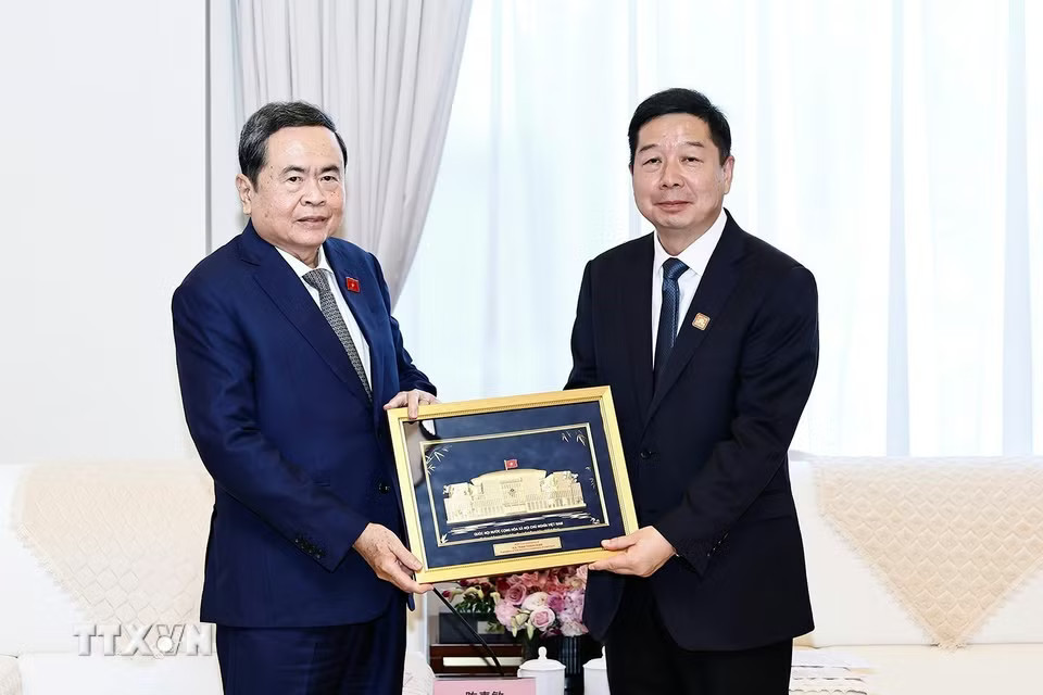 Chủ tịch Quốc hội Trần Thanh Mẫn tặng quà lưu niệm Bí thư Thành uỷ Diên An Vương Hải Bằng