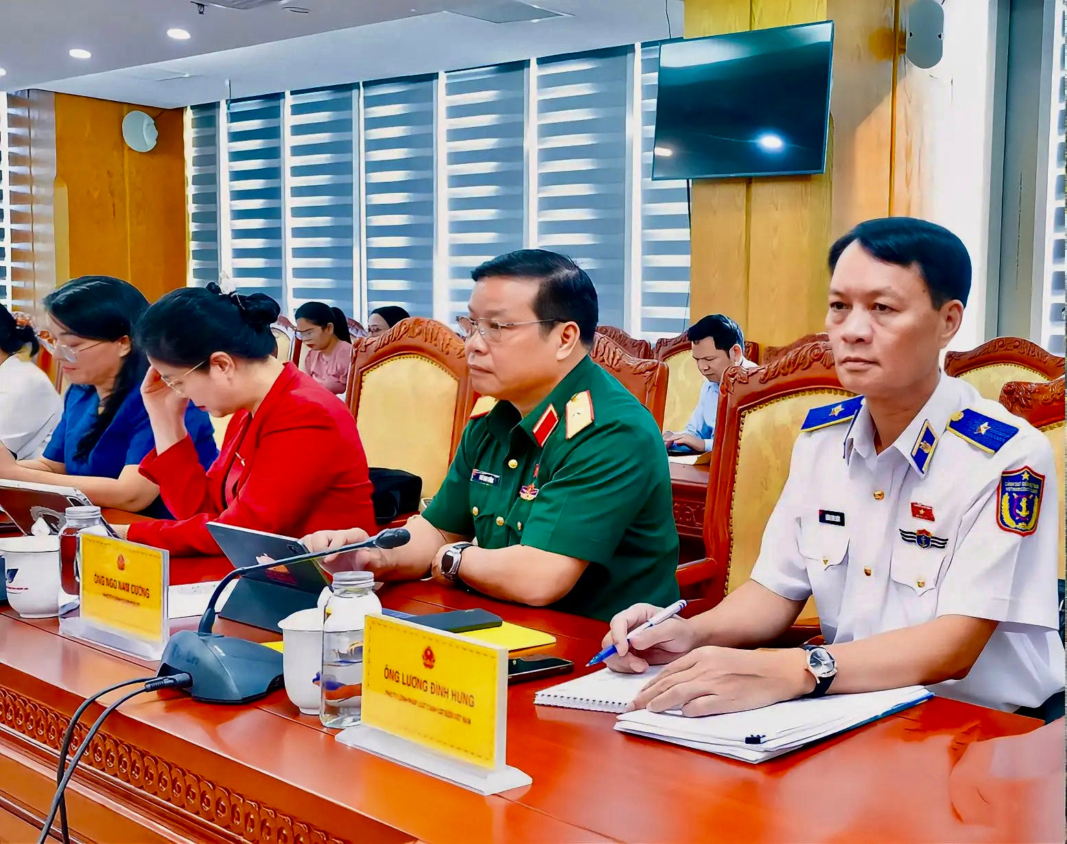 Các ĐBQH tỉnh Nghệ An tham dự cuộc làm việc.
