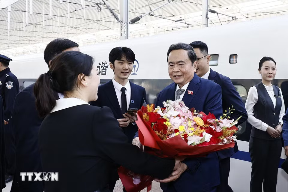 Lãnh đạo thành phố Diên An, tỉnh Thiểm Tây đón Chủ tịch Quốc hội Trần Thanh Mẫn tại ga Diên An. (Ảnh: Doãn Tấn/TTXVN)