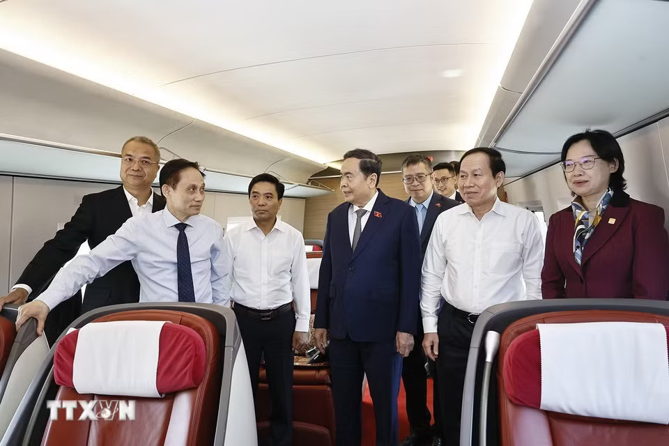 Chủ tịch Quốc hội Trần Thanh Mẫn và Đoàn đại biểu cấp cao Việt Nam trên chuyến tàu cao tốc từ thành phố Tây An đến thành phố Diên An, tỉnh Thiểm Tây. (Ảnh: Doãn Tấn/TTXVN)