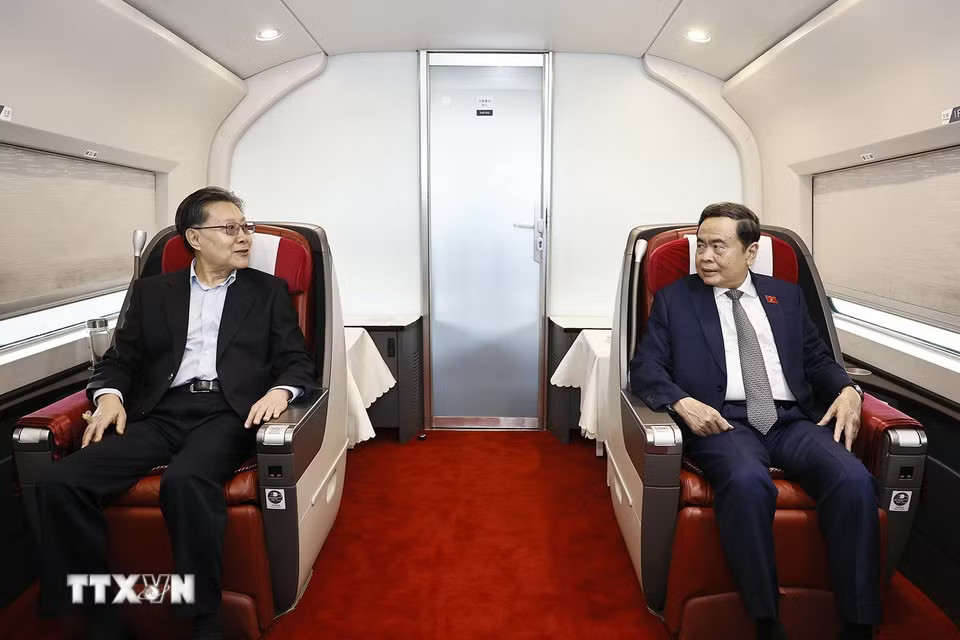 Chủ tịch Quốc hội Trần Thanh Mẫn trải nghiệm tàu cao tốc từ thành phố Tây An đến thành phố Diên An, tỉnh Thiểm Tây. (Ảnh: Doãn Tấn/TTXVN)