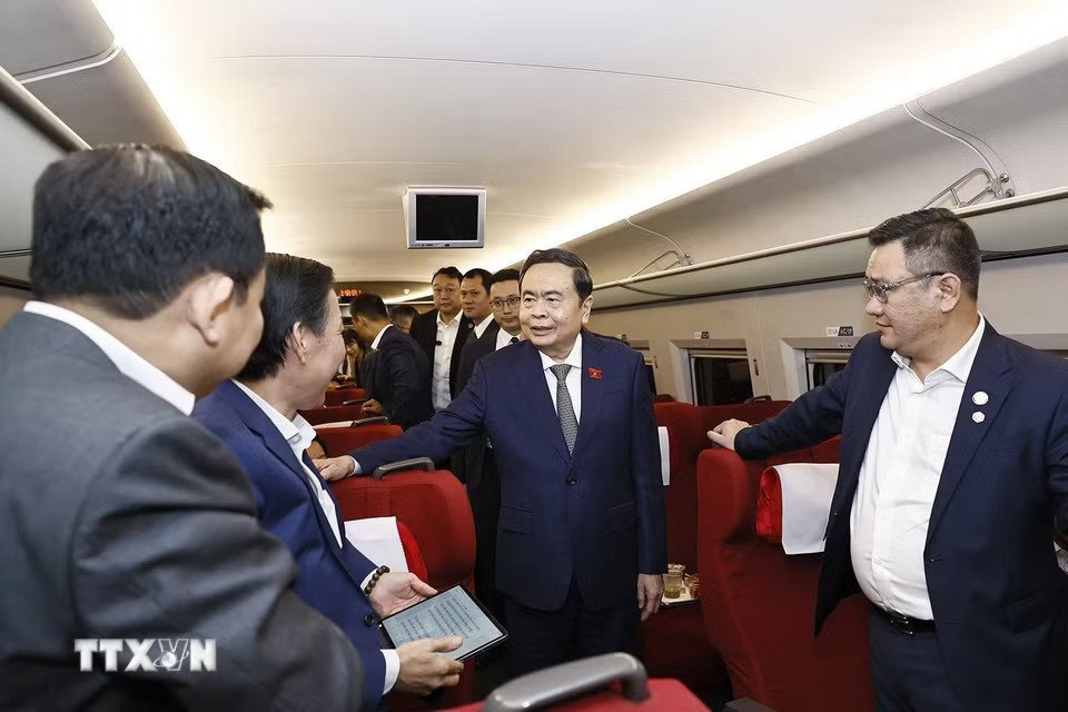 Chủ tịch Quốc hội Trần Thanh Mẫn và Đoàn đại biểu cấp cao Việt Nam trên chuyến tàu cao tốc từ thành phố Tây An đến thành phố Diên An, tỉnh Thiểm Tây. (Ảnh: Doãn Tấn/TTXVN)