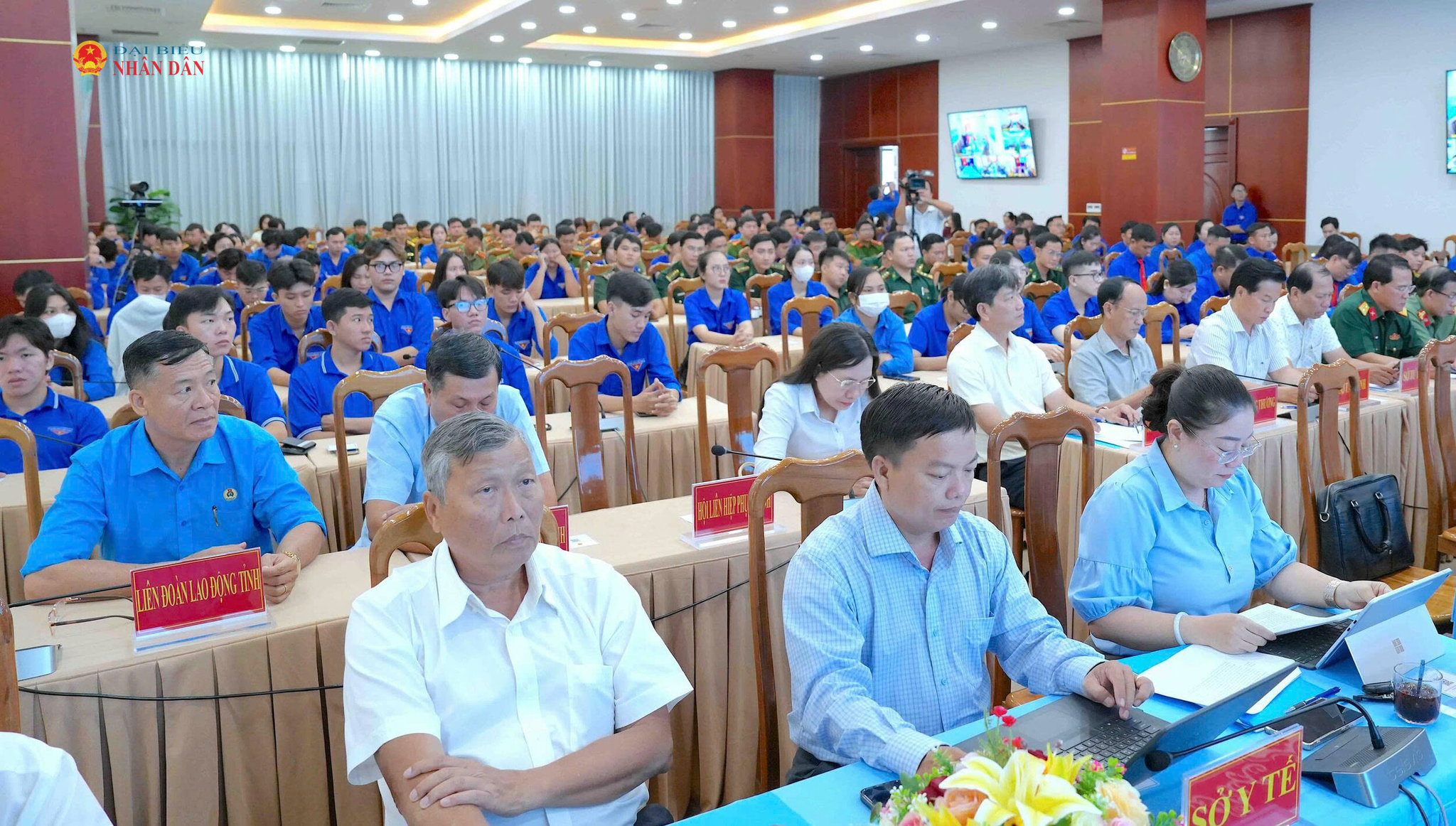 Đại diện các Sở ban ngành tham gia đối thoại với thanh niên. Ảnh: Hững Tùng