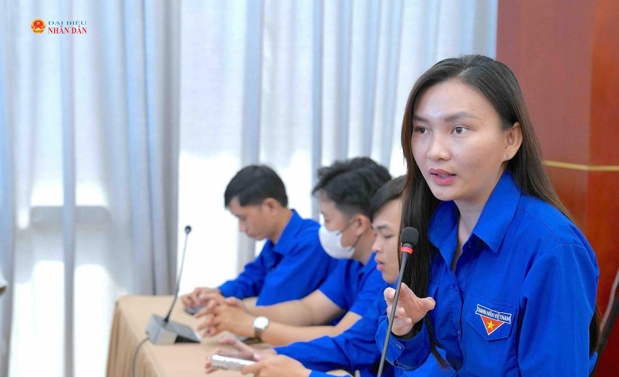 Bạn Trịnh Băng Băng, Bí thư Chi đoàn Khóm 5, phường An Xuyên, đặt vấn đề về chiến lược thu hút đầu tư nước ngoài vào lĩnh vực công nghệ cao. Ảnh: Hững Tùng