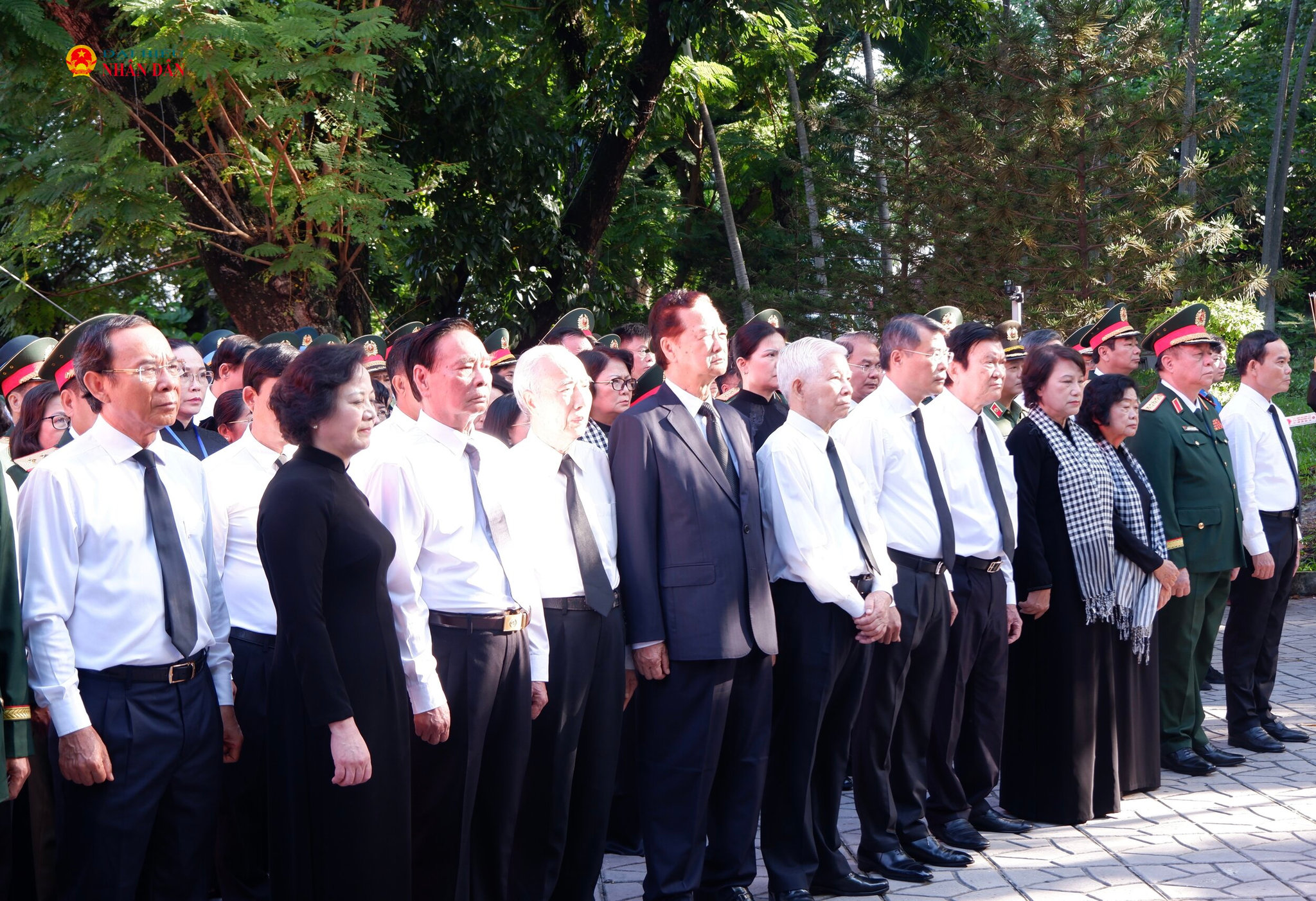 Thủ tướng Lê Minh Hưng và các đại biểu dâng hương tại công viên Lê Thị Riêng