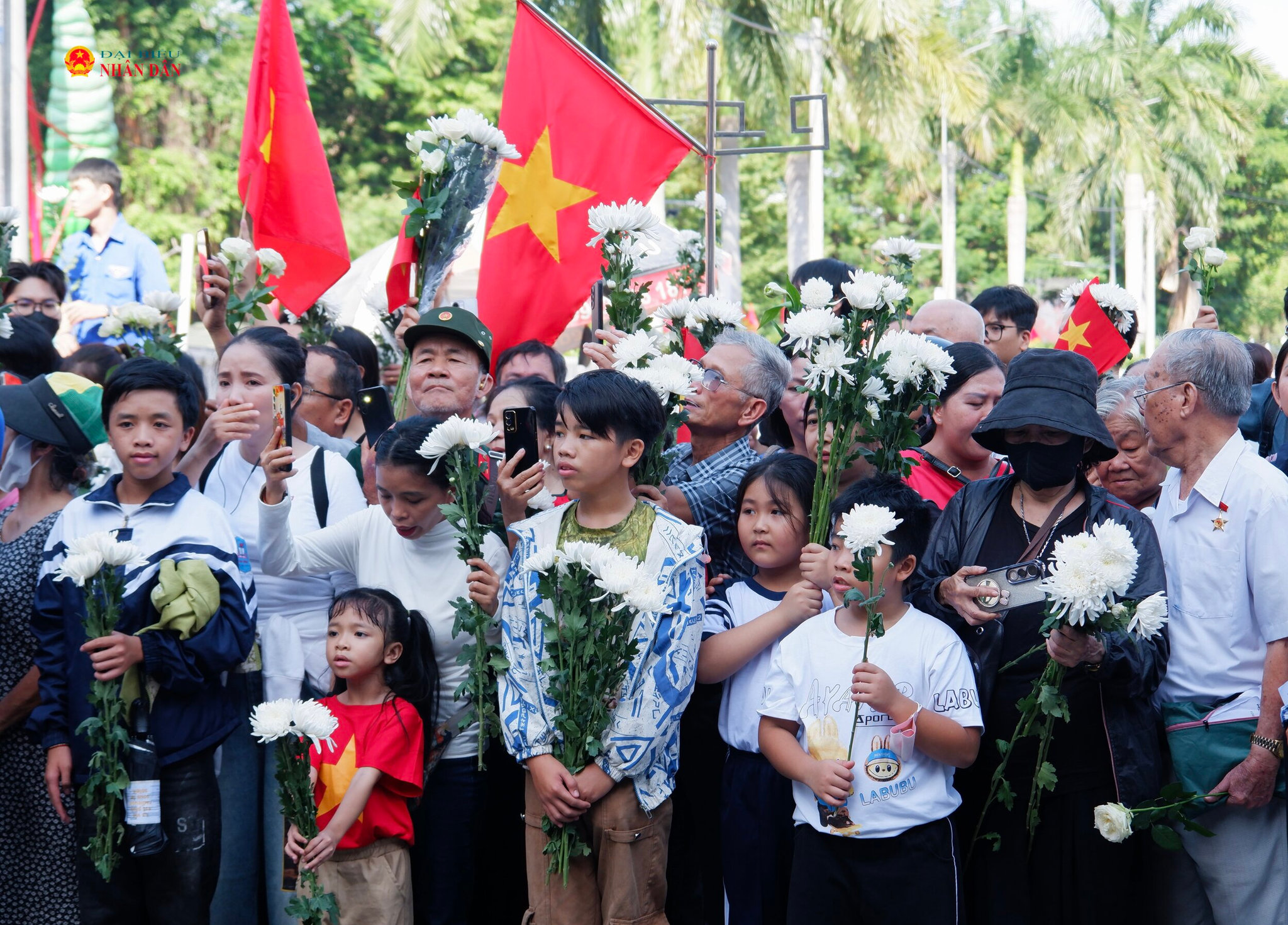 Hàng dài người dân, cựu chiến binh, sinh viên, học sinh cùng người dân tiễn đưa các anh hùng liệt sĩ
