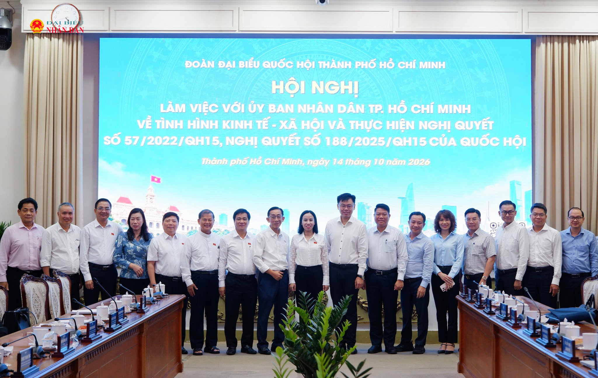 Các đại biểu chụp hình lưu niệm. Ảnh: Hoa Lê