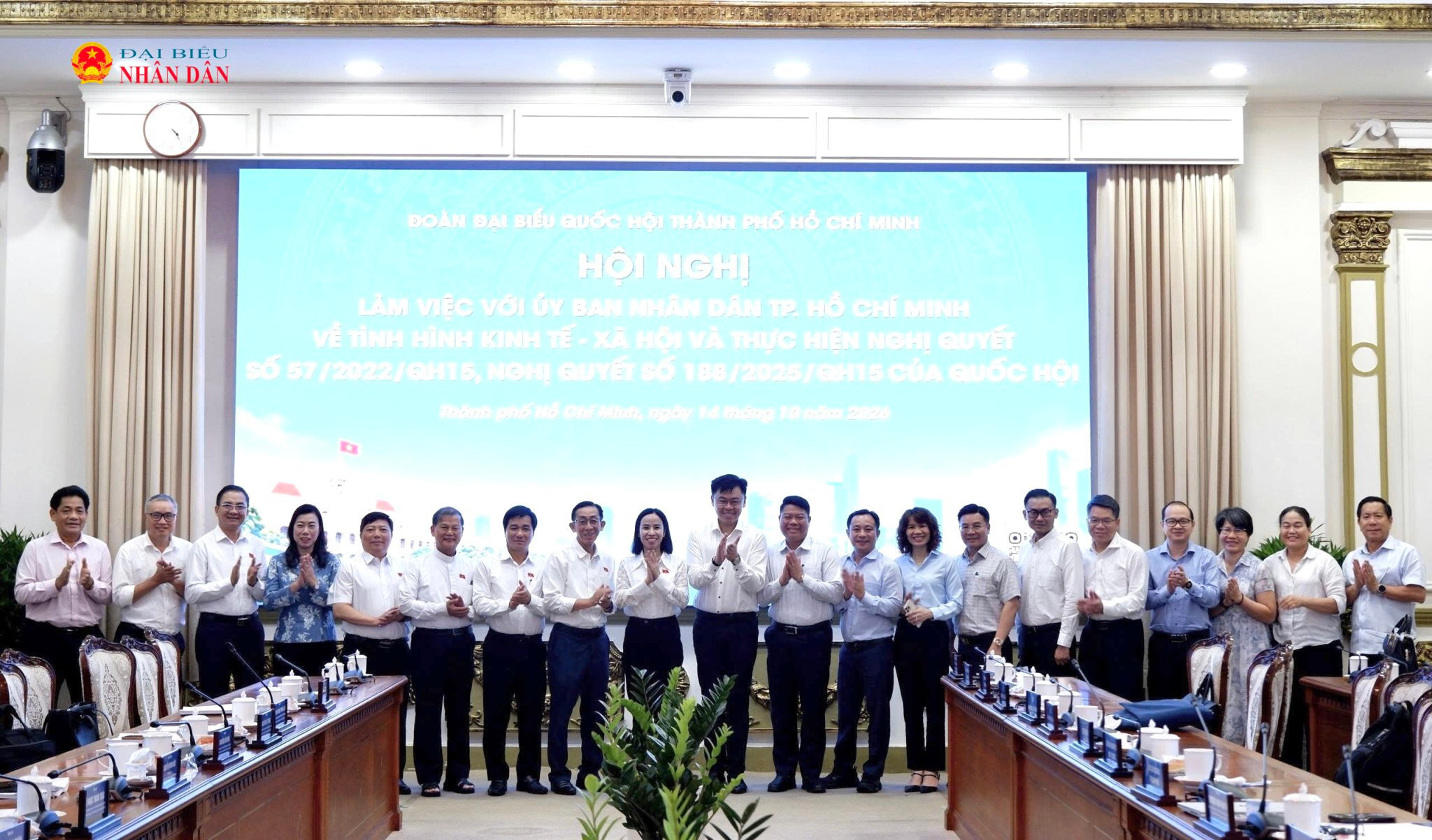 Các đại biểu chụp hình lưu niệm. Ảnh: Hoa Lê