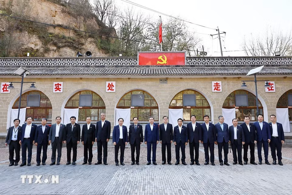 Chủ tịch Quốc hội Trần Thanh Mẫn và đoàn tham quan bảo tàng, nơi ở của đồng chí Tập Cận Bình trong thời kỳ đồng chí công tác tại Lương Gia Hà