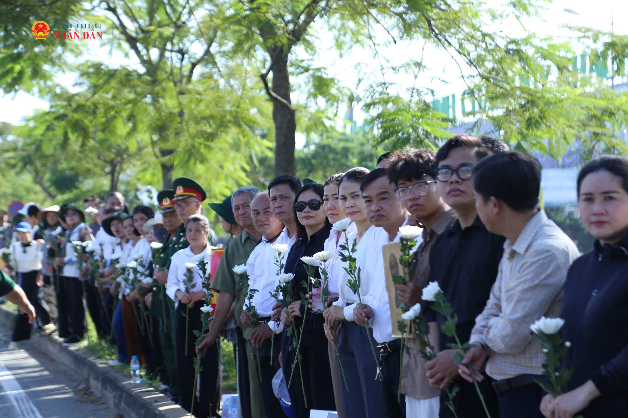 TP. Hồ Chí Minh: Dòng người đội nắng tiễn đưa 731 Anh hùng liệt sĩ từ Công viên Lê Thị Riêng về nơi an nghỉ