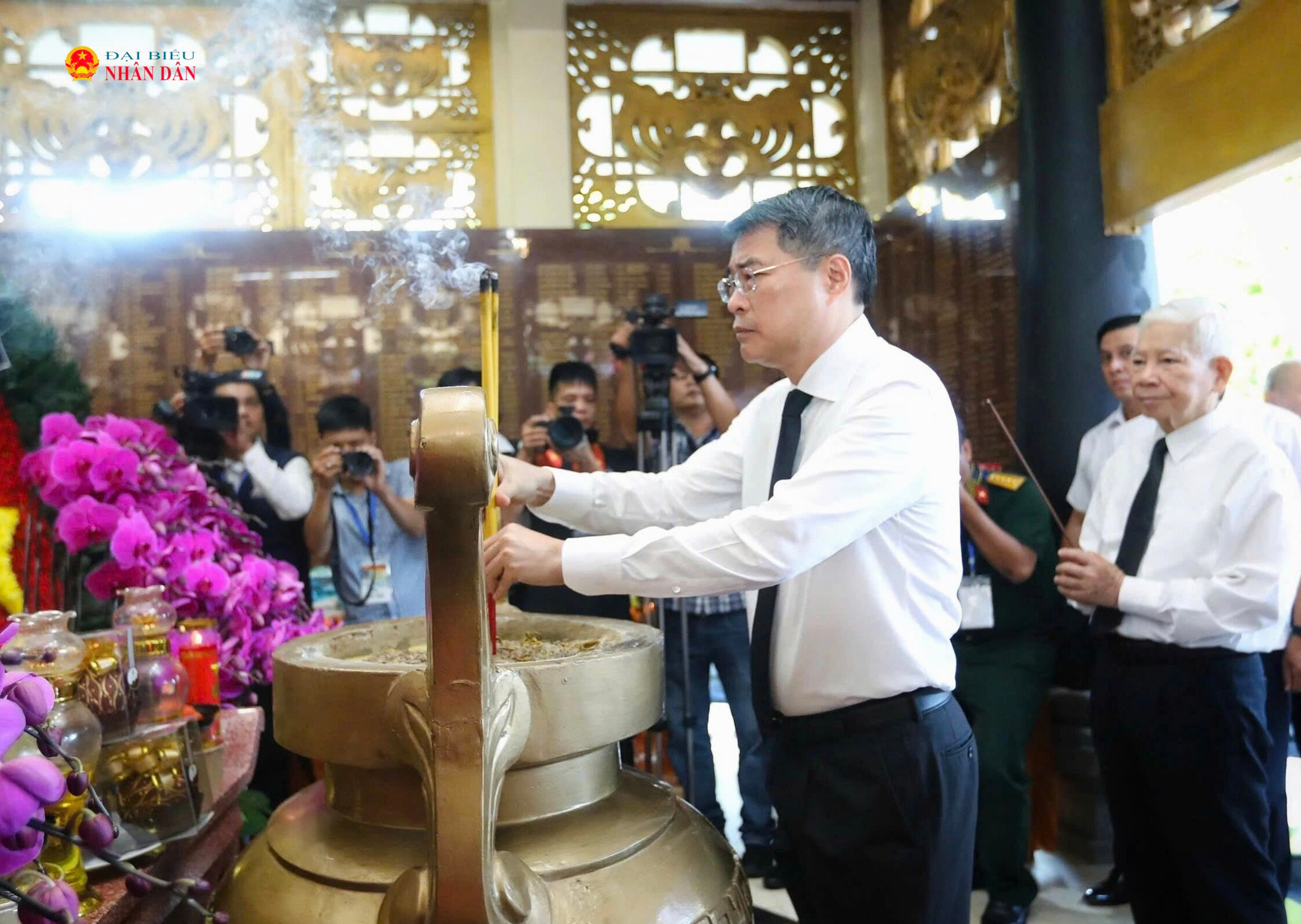 Thủ tướng Lê Minh Hưng dâng hương tại công viên Lê Thị Riêng