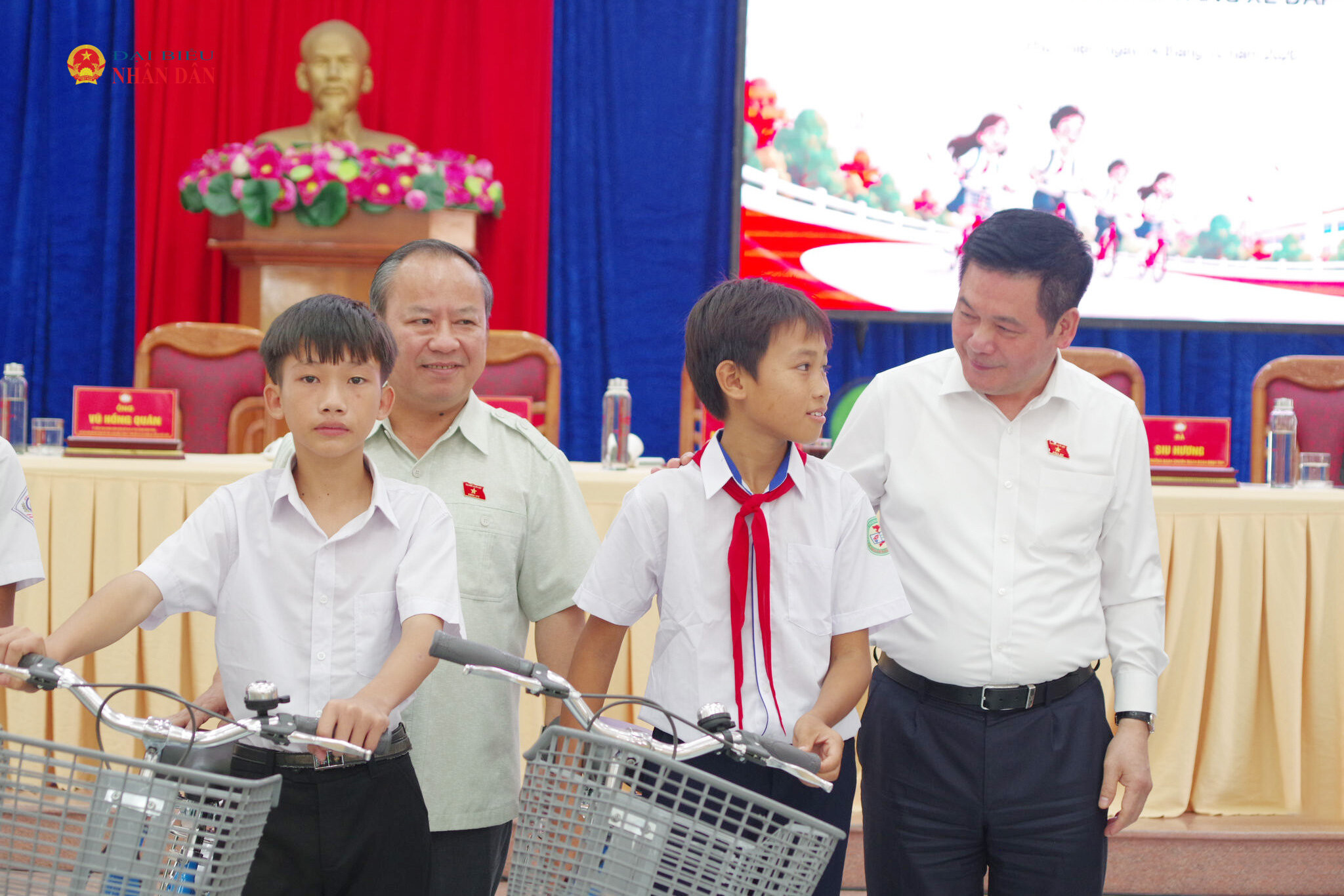 Phó Chủ tịch Quốc hội Nguyễn Hồng Diên thăm hỏi các em học sinh nghèo vượt khó, được trao tặng xe