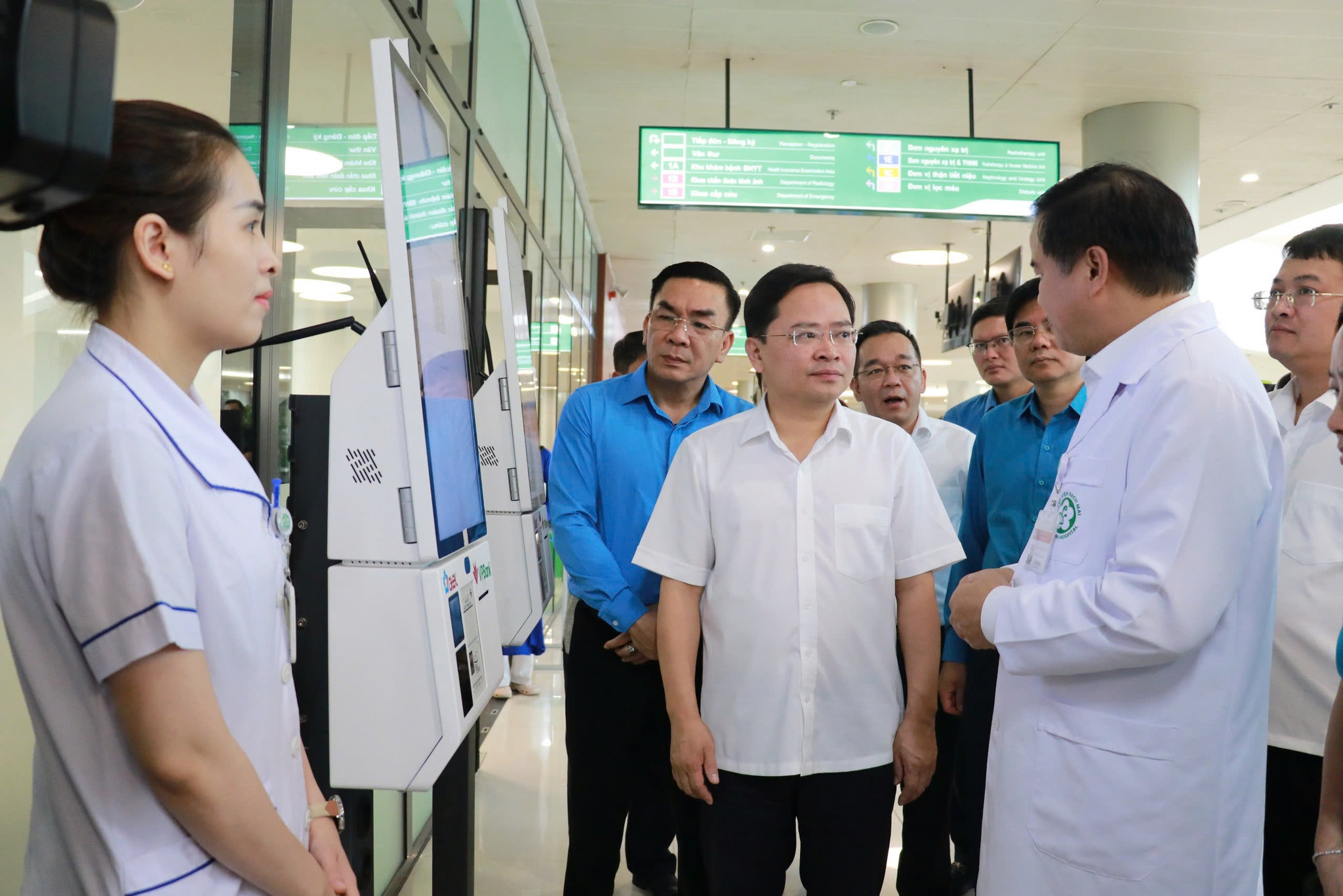 Chủ tịch Tổng LĐLĐ Việt Nam Nguyễn Anh Tuấn trò chuyện với đại diện Bệnh viện Bạch Mai