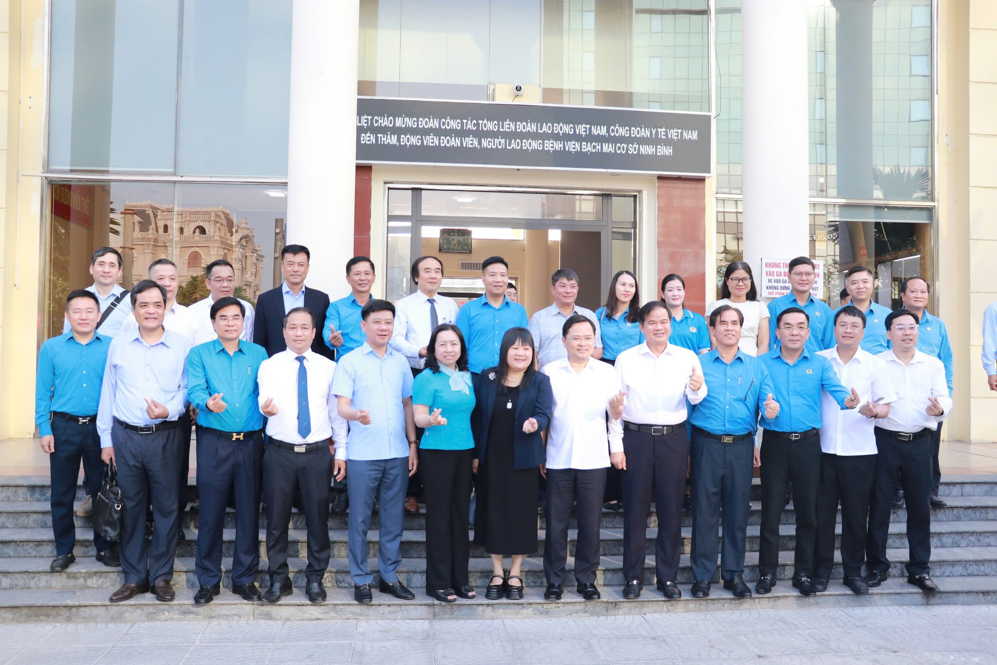 Các đại biểu chụp ảnh lưu niệm