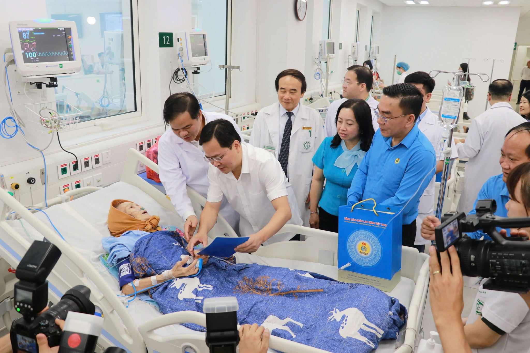 Chủ tịch Tổng LĐLĐ Việt Nam Nguyễn Anh Tuấn thăm hỏi người bệnh