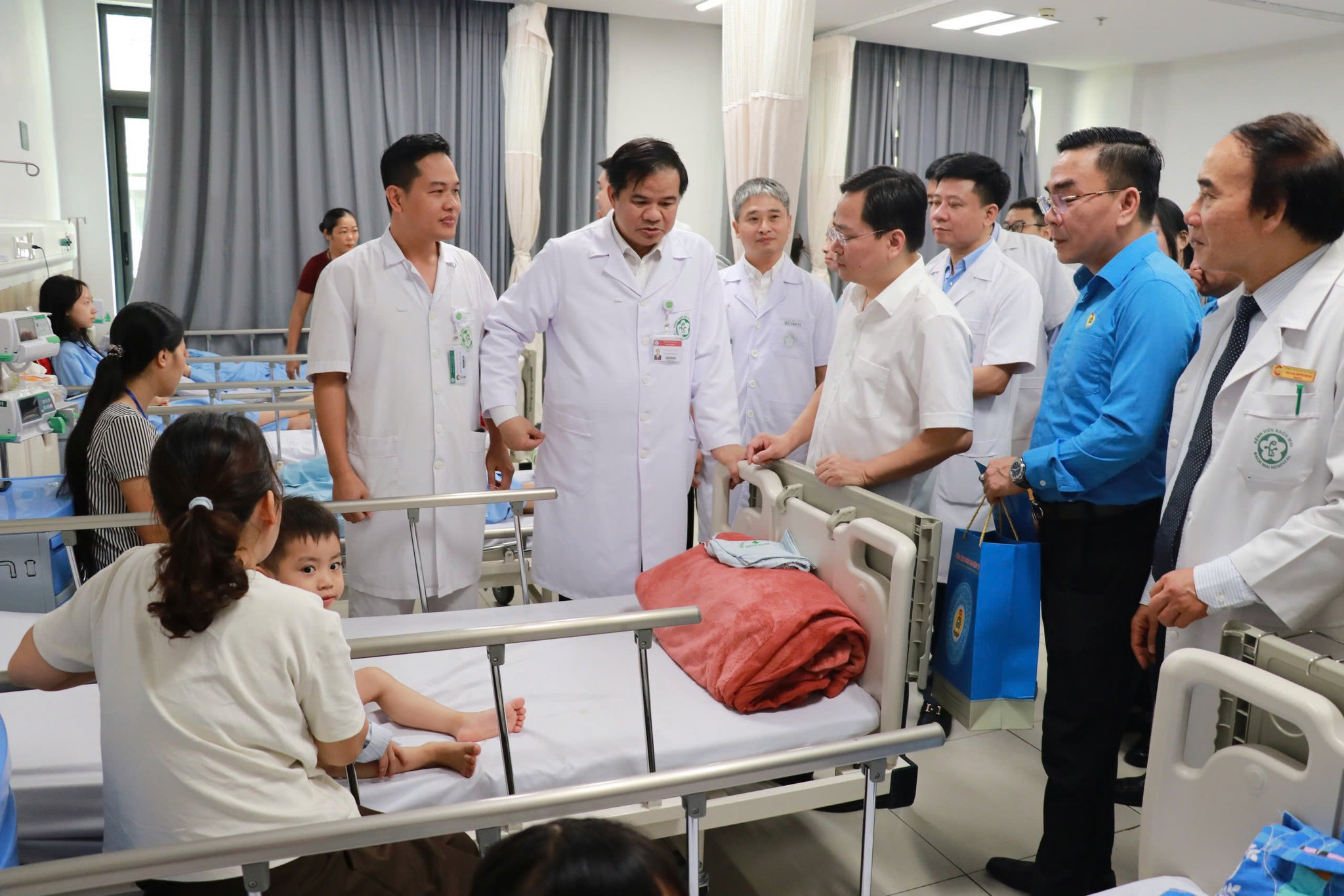 Chủ tịch Tổng LĐLĐ Việt Nam Nguyễn Anh Tuấn trò chuyện với các cán bộ y tế