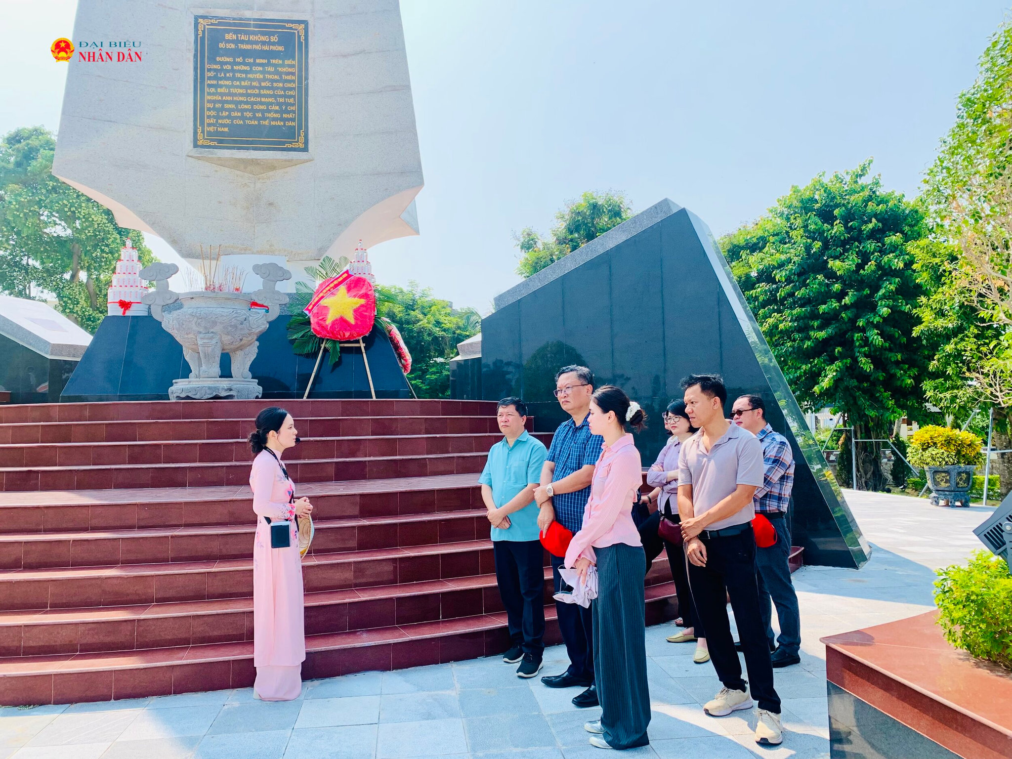 Đoàn khảo sát tại Di tích Quốc gia đặc biệt Bến tàu không số K15, phường Đồ Sơn