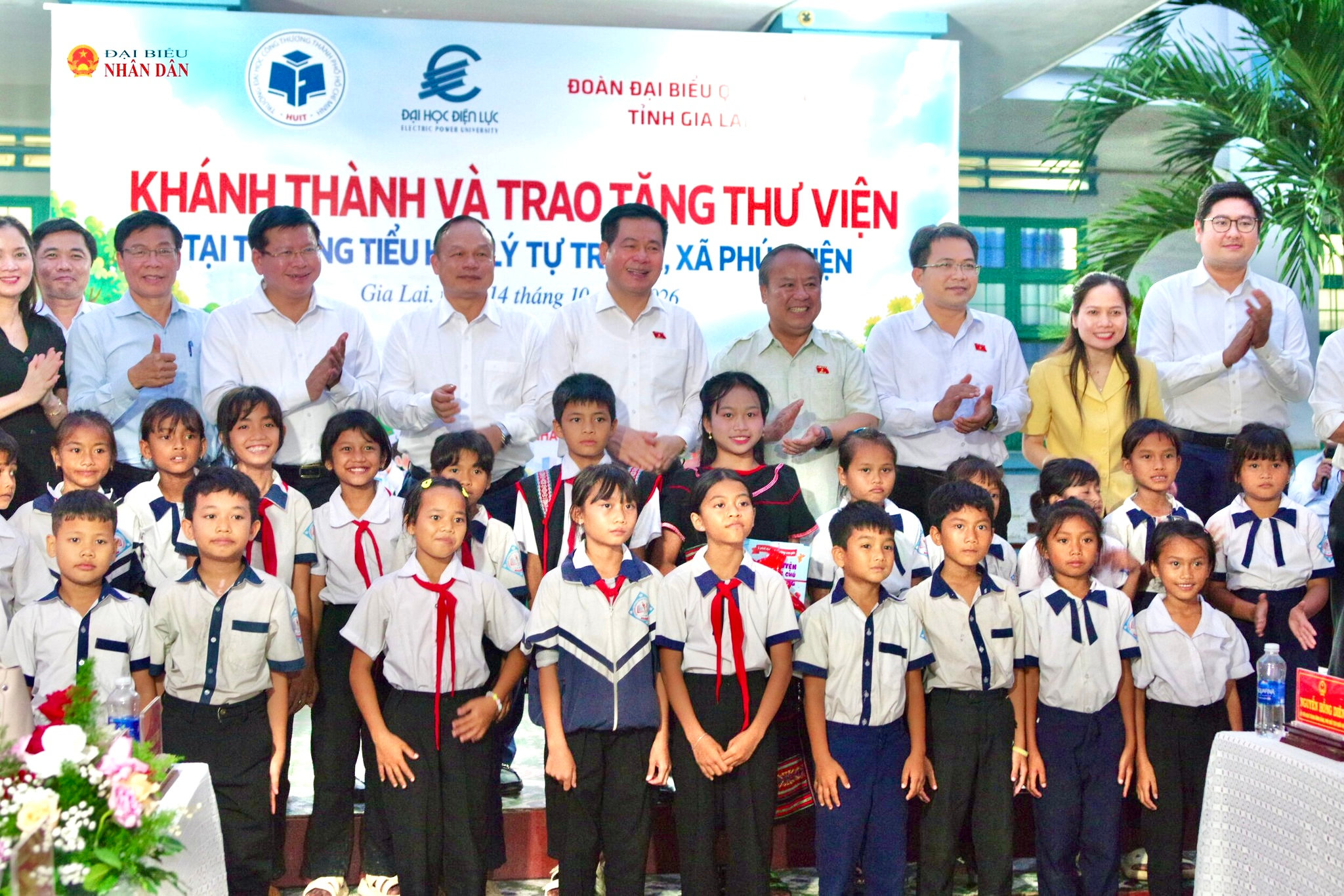 Phó Chủ tịch Quốc hội Nguyễn Hồng Diên cùng các đại biểu với các em học sinh
