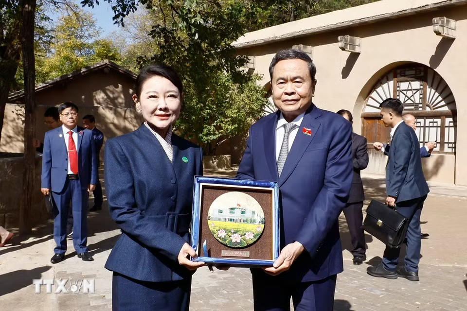 Chủ tịch Quốc hội Trần Thanh Mẫn trao quà lưu niệm tặng lãnh đạo Khu di tích Tảo Viên