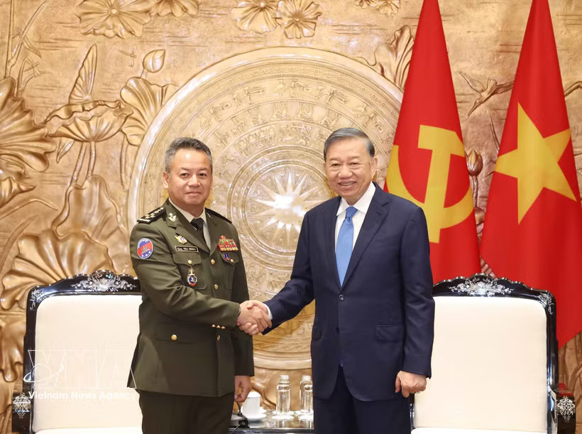 Party General Secretary and President To Lam (R) welcomes General Tea Seiha, member of the Standing Committee of the Cambodian People’s Party (CPP), Deputy Prime Minister and Minister of National Defence, in Hanoi on October 14. (Photo: VNA)