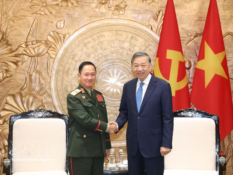 Party General Secretary and President To Lam (R) receives General Khamlieng Outhakaisone, Politburo member, Deputy Prime Minister and Minister of National Defence of Laos, in Hanoi on October 14. (Photo: VNA)