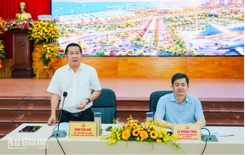 Deputy Secretary of the An Giang provincial Party Committee and Secretary of the Party Committee of the Phu Quoc special zone Dinh Van Noi speaks at the dialogue (Photo: baoangiang.com)